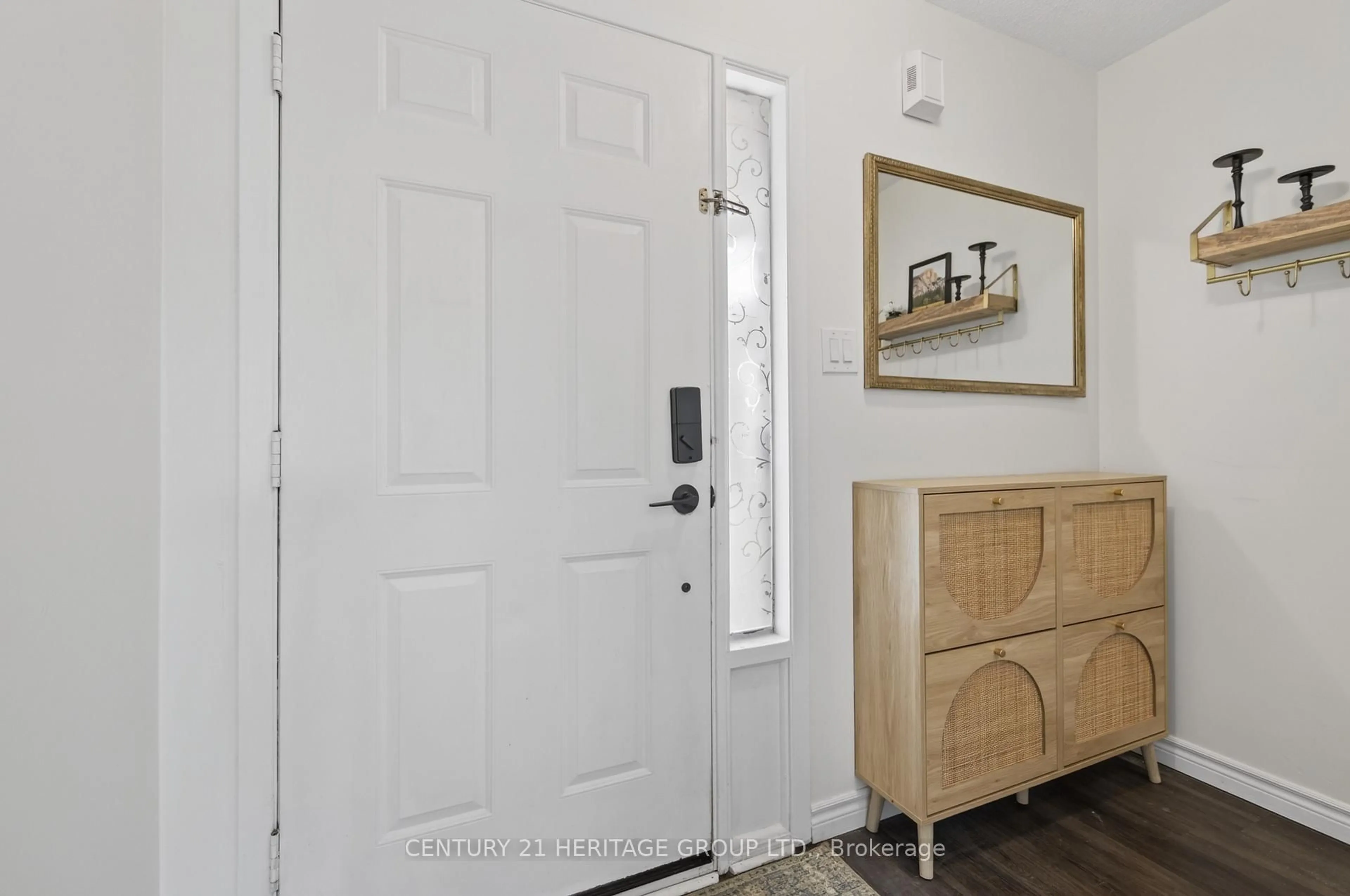 Indoor entryway for 17 Burns Circ, Barrie Ontario L4N 5J8