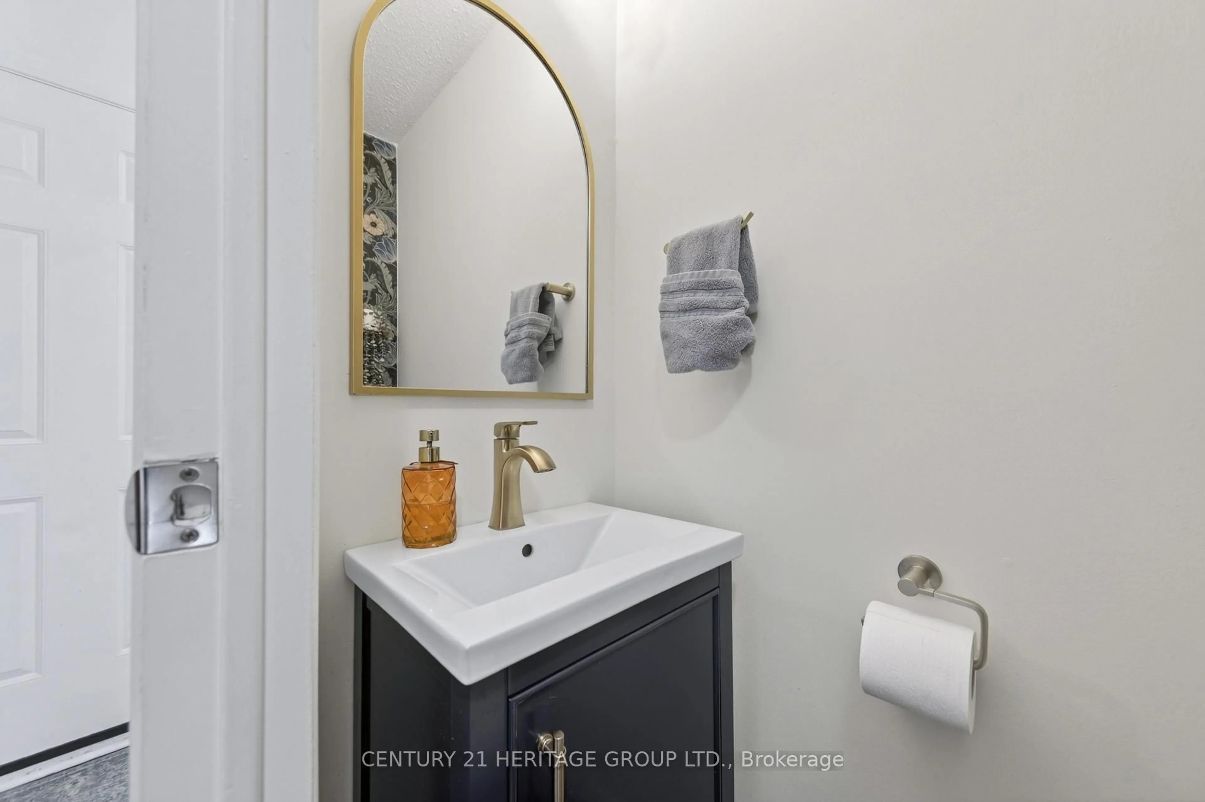 Standard bathroom, ceramic/tile floor for 17 Burns Circ, Barrie Ontario L4N 5J8