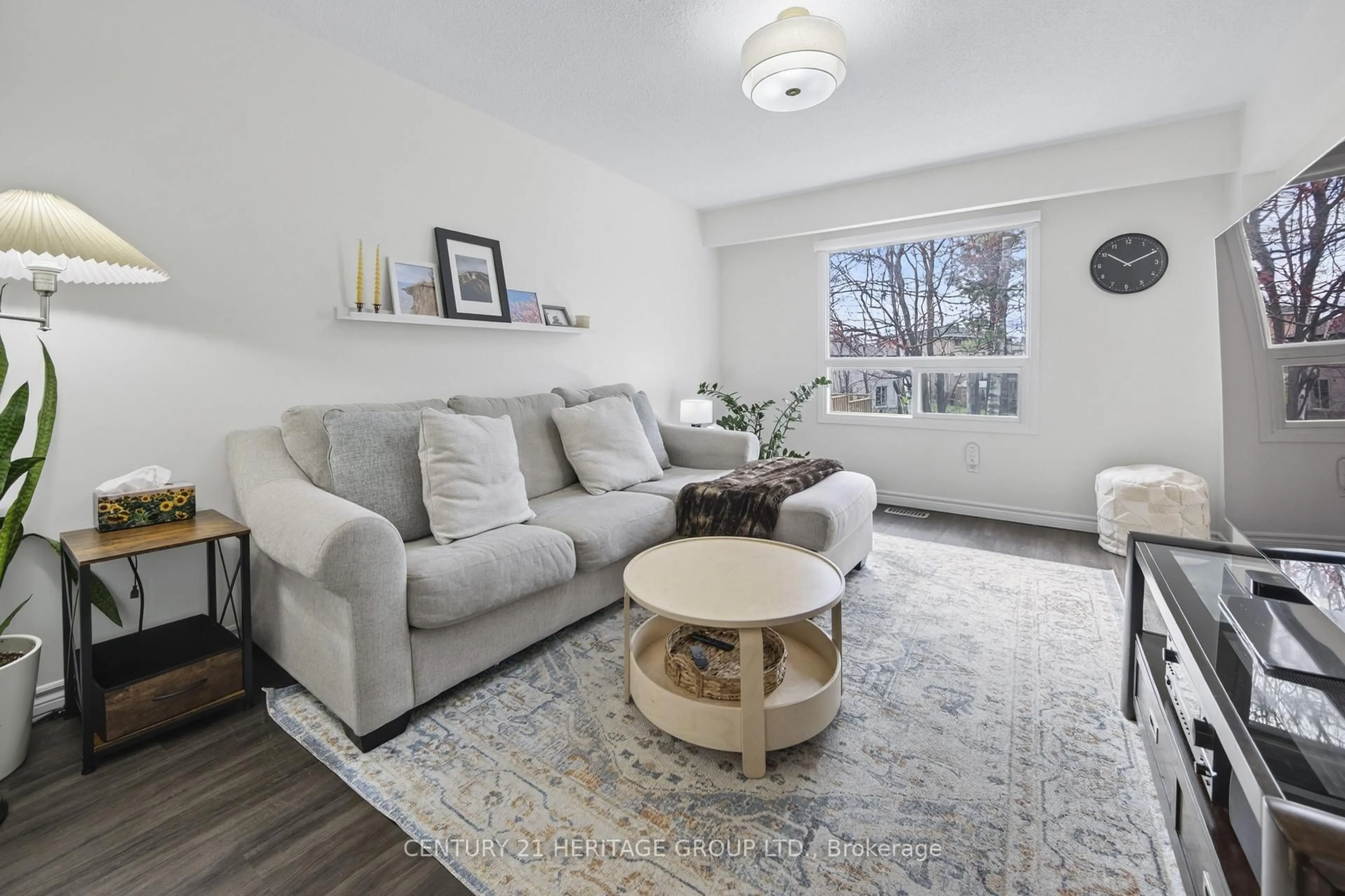 Living room with furniture, unknown for 17 Burns Circ, Barrie Ontario L4N 5J8