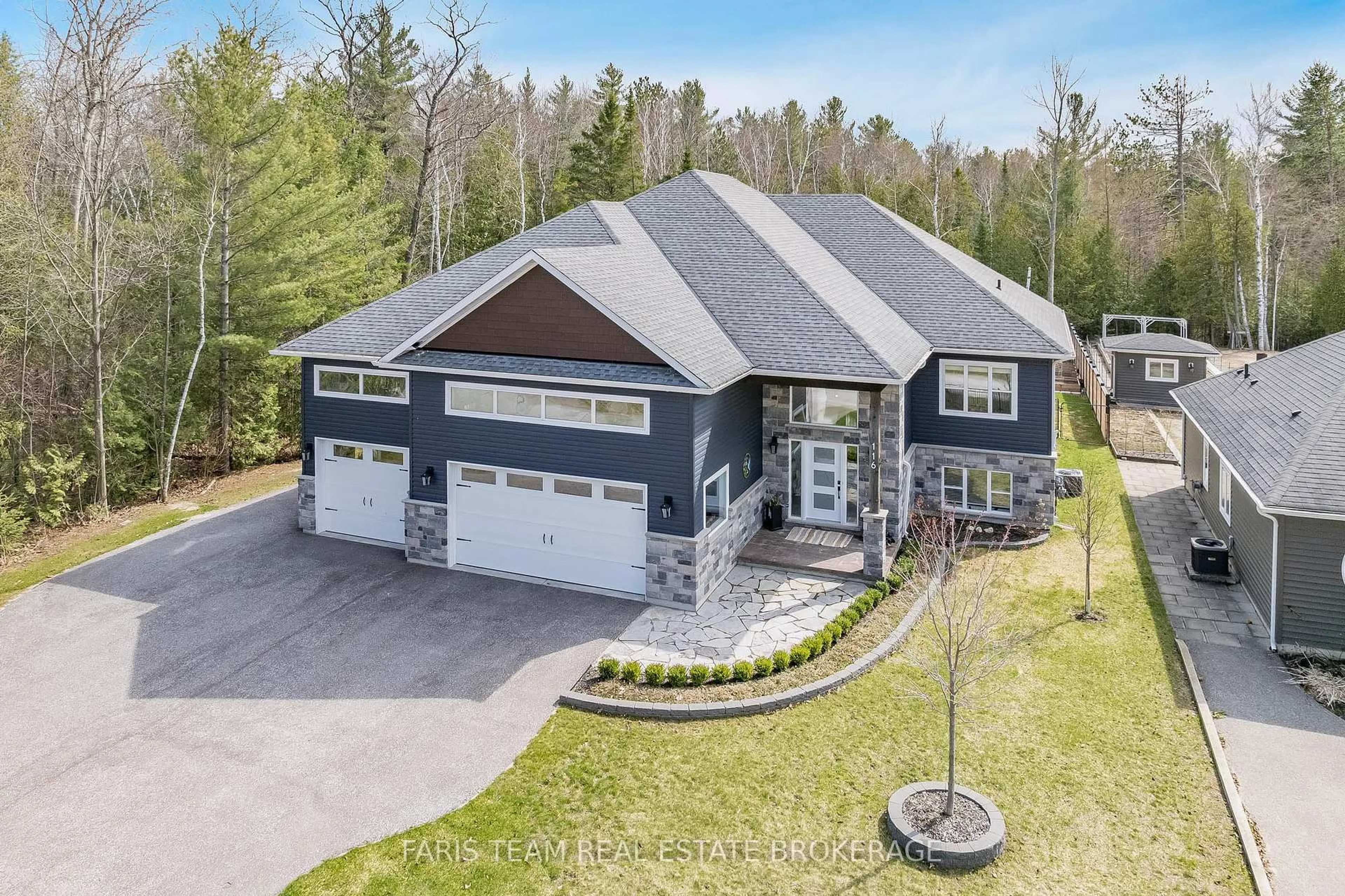 A pic from outside/outdoor area/front of a property/back of a property/a pic from drone, street for 116 Mamie Ave, Wasaga Beach Ontario L9Z 2P6