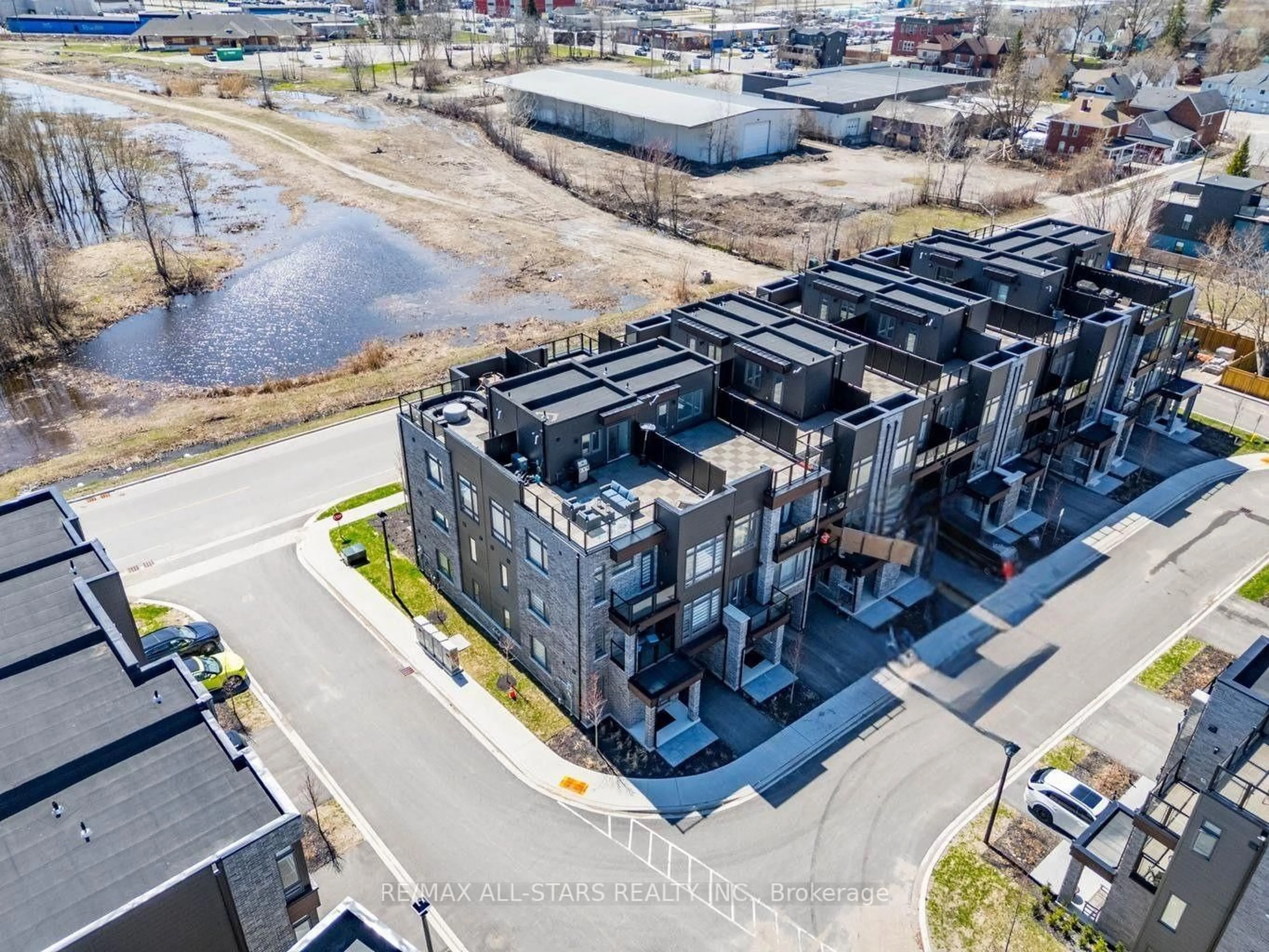 A pic from outside/outdoor area/front of a property/back of a property/a pic from drone, unknown for 67 Wyn Wood Lane, Orillia Ontario L3V 8P7