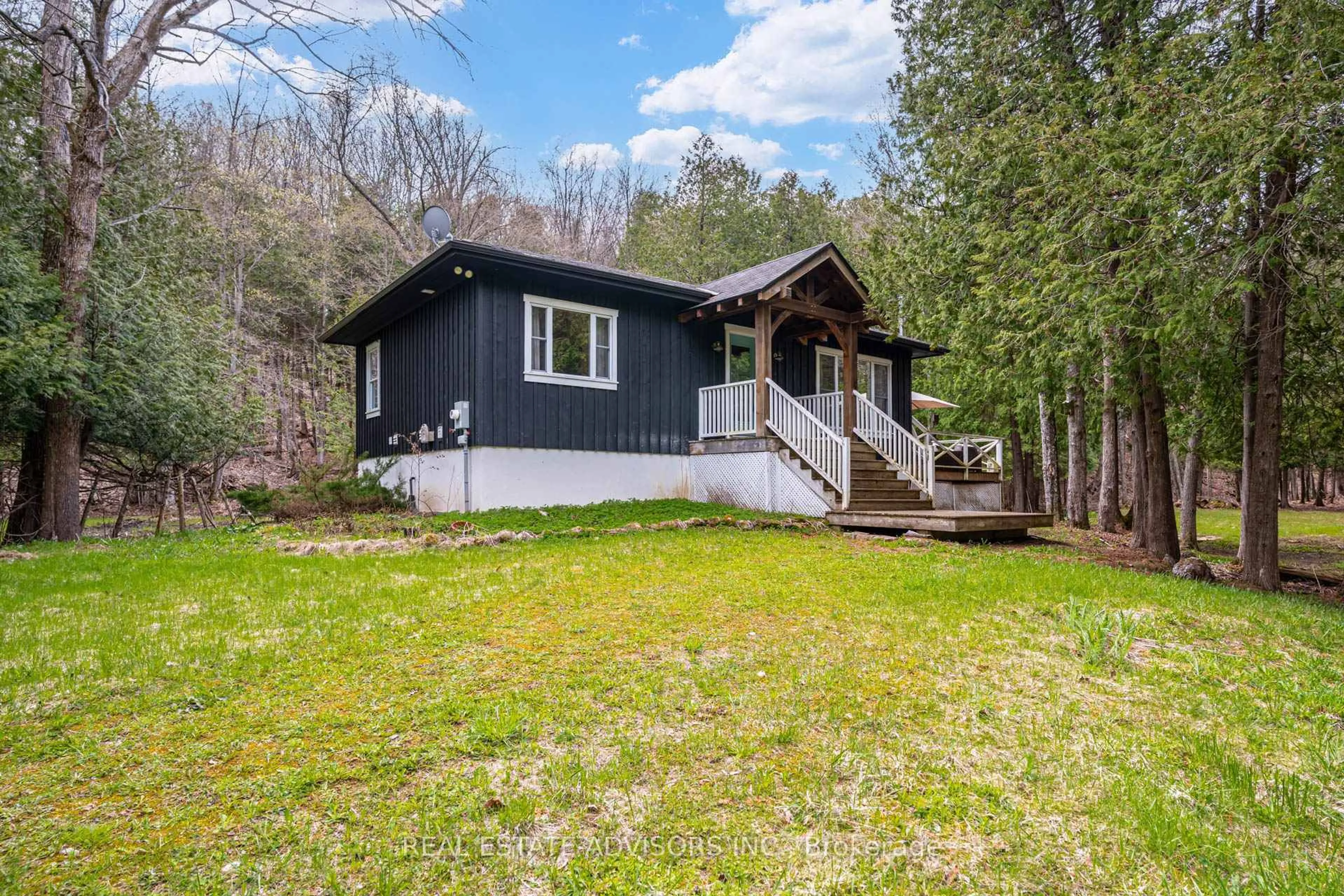 Home with vinyl exterior material, unknown for 9387 County Road 9, Clearview Ontario L0M 1G0