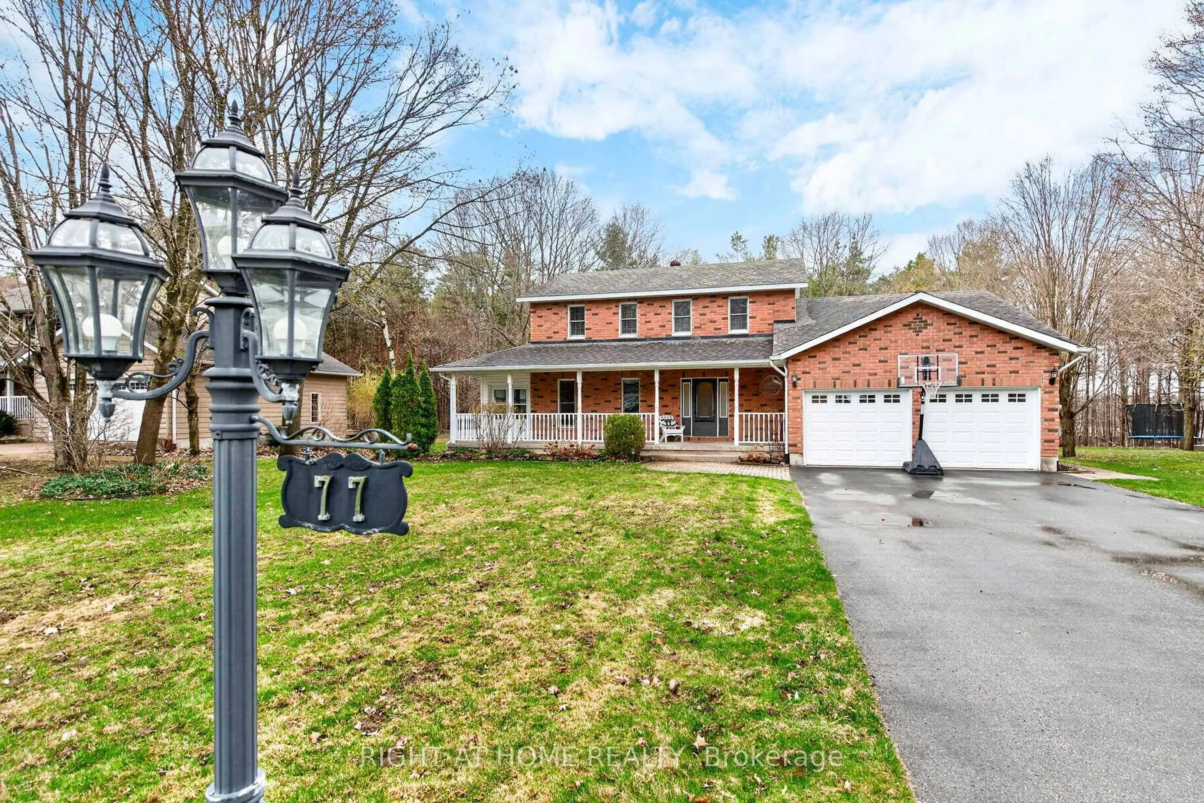 A pic from outside/outdoor area/front of a property/back of a property/a pic from drone, street for 77 Cambridge St, Penetanguishene Ontario L9M 1G7
