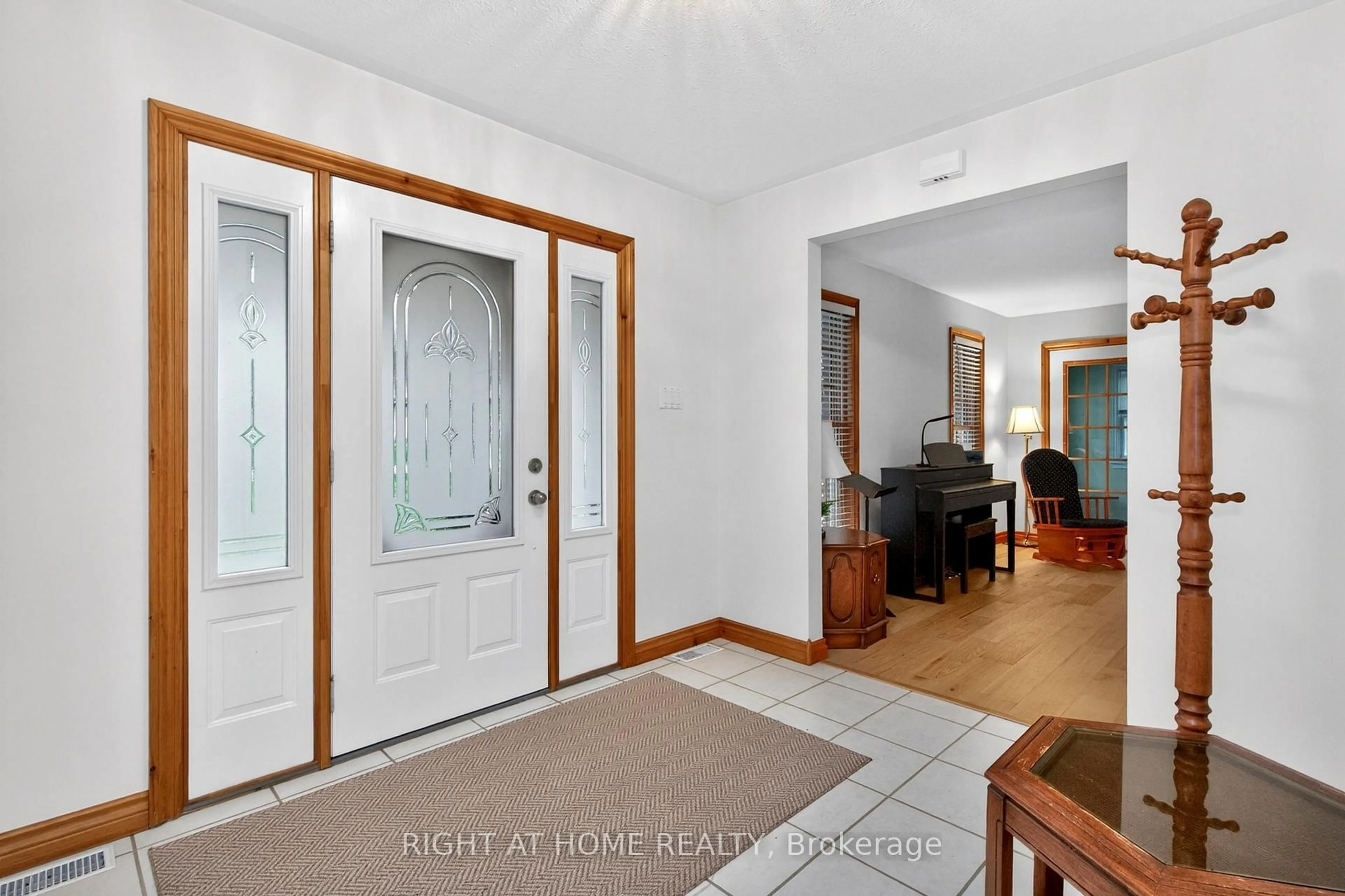 Indoor entryway for 77 Cambridge St, Penetanguishene Ontario L9M 1G7