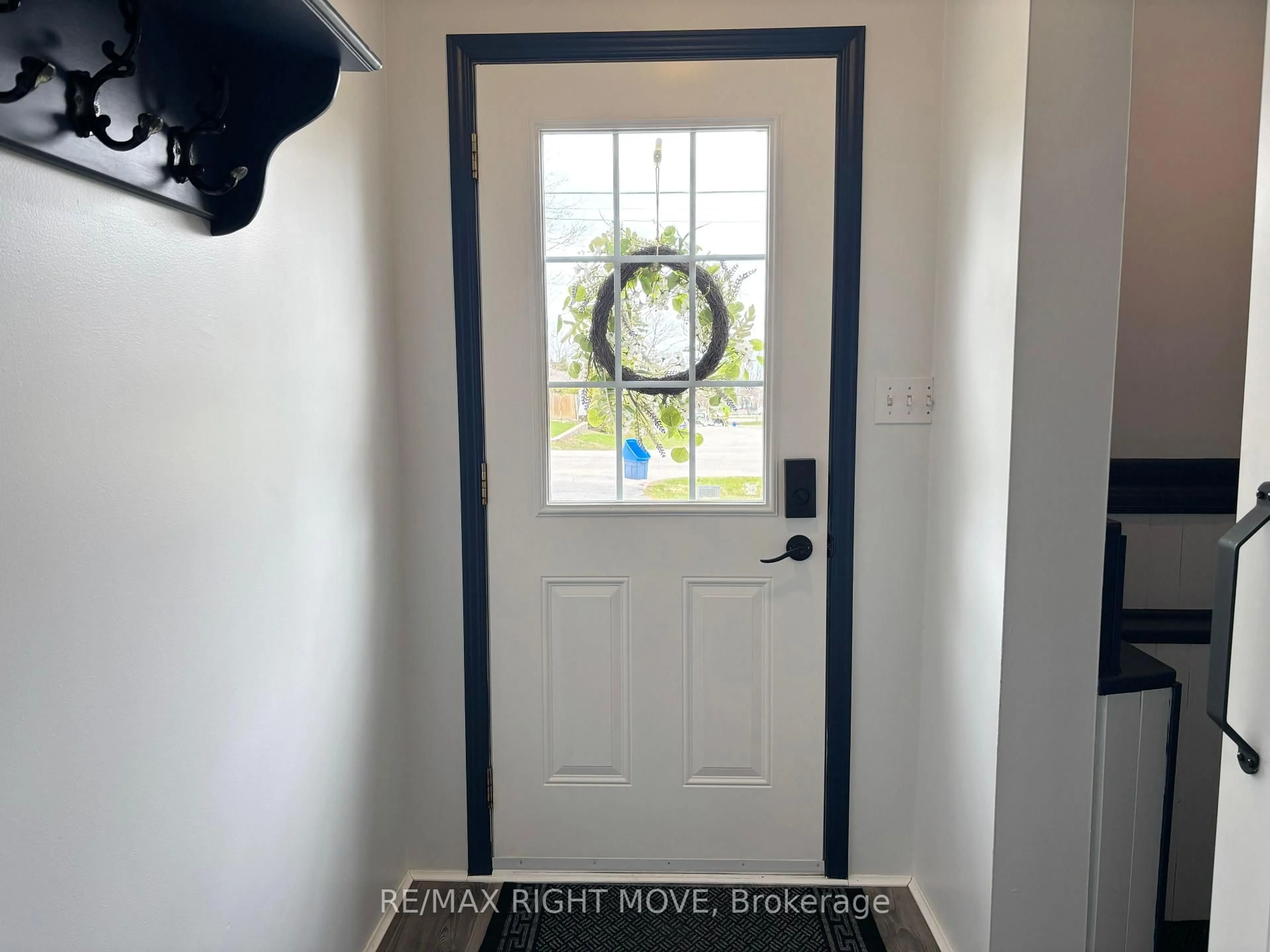 Indoor entryway for 63 Fourth St, Orillia Ontario L3V 4T9