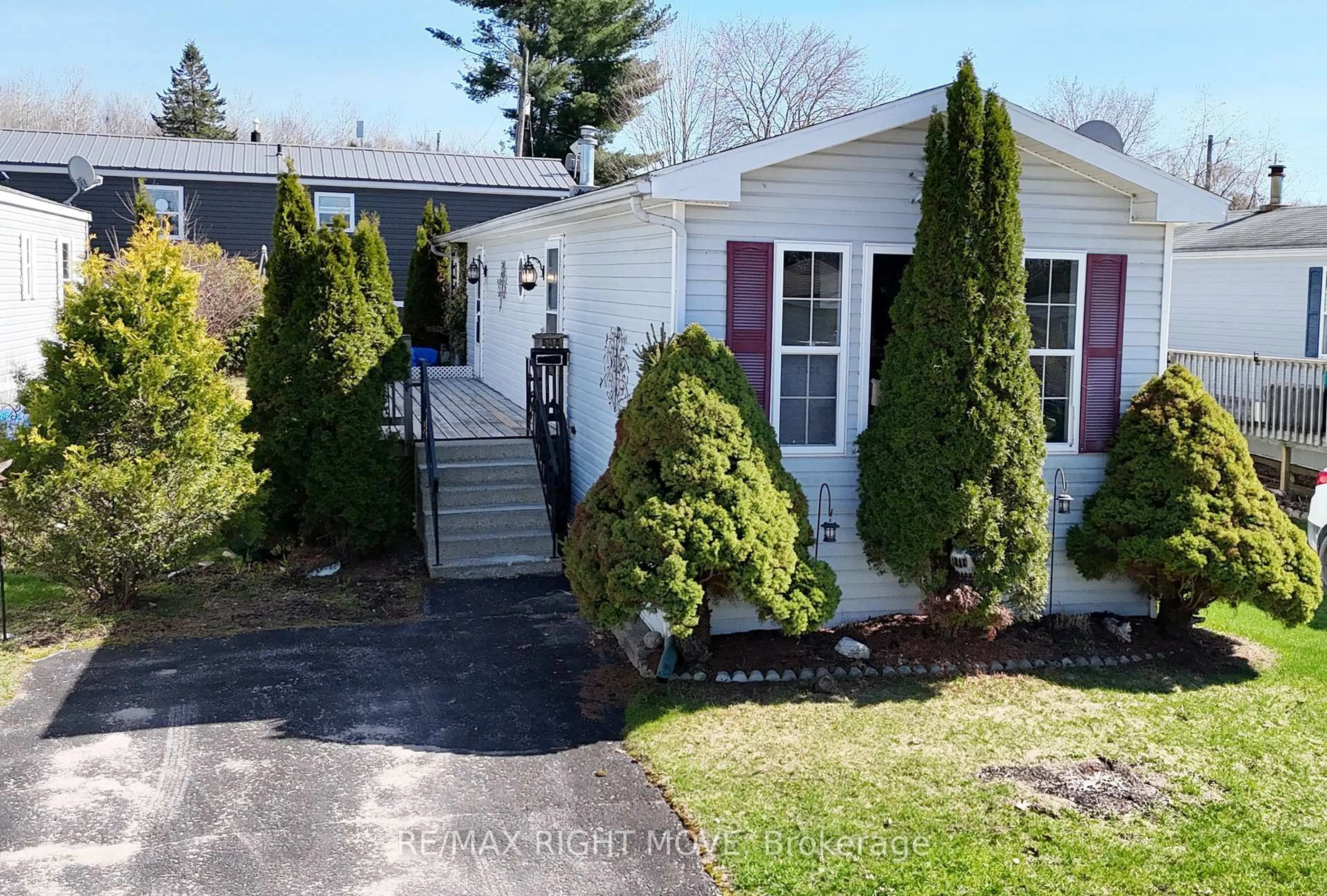 Home with vinyl exterior material, street for 1304 Madison St, Severn Ontario L3V 0V1