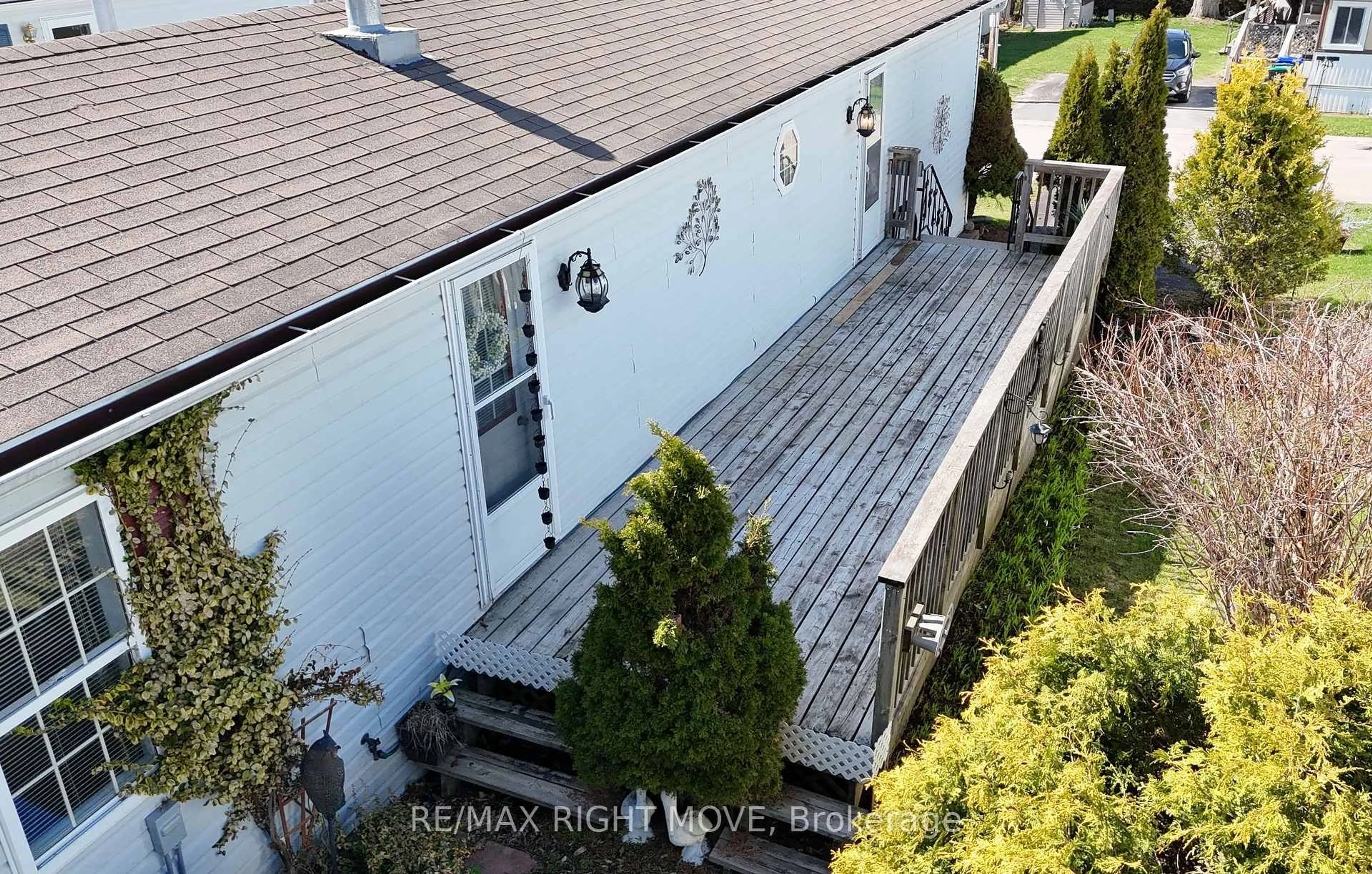 A pic from outside/outdoor area/front of a property/back of a property/a pic from drone, unknown for 1304 Madison St, Severn Ontario L3V 0V1