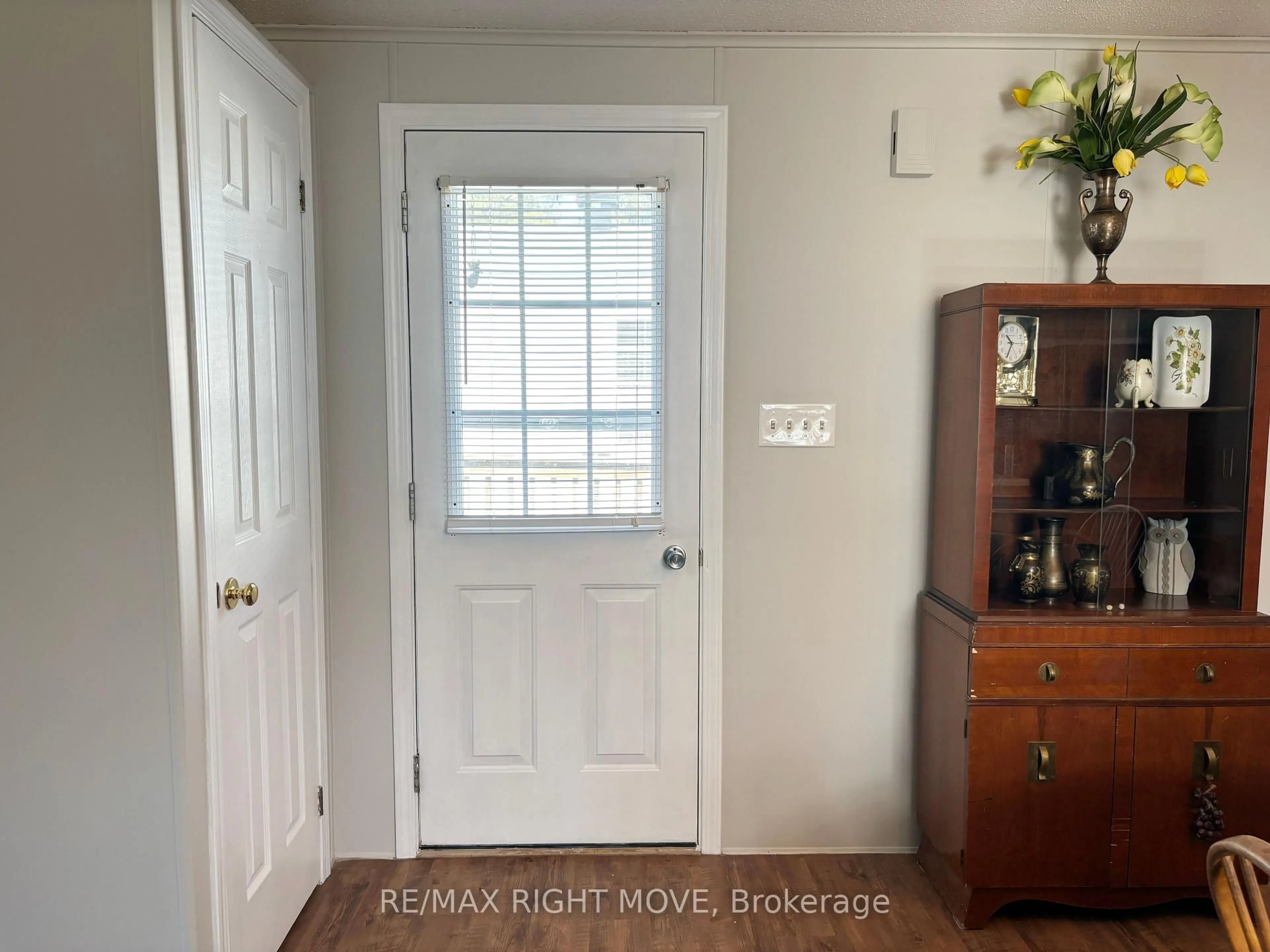 Indoor entryway for 1304 Madison St, Severn Ontario L3V 0V1