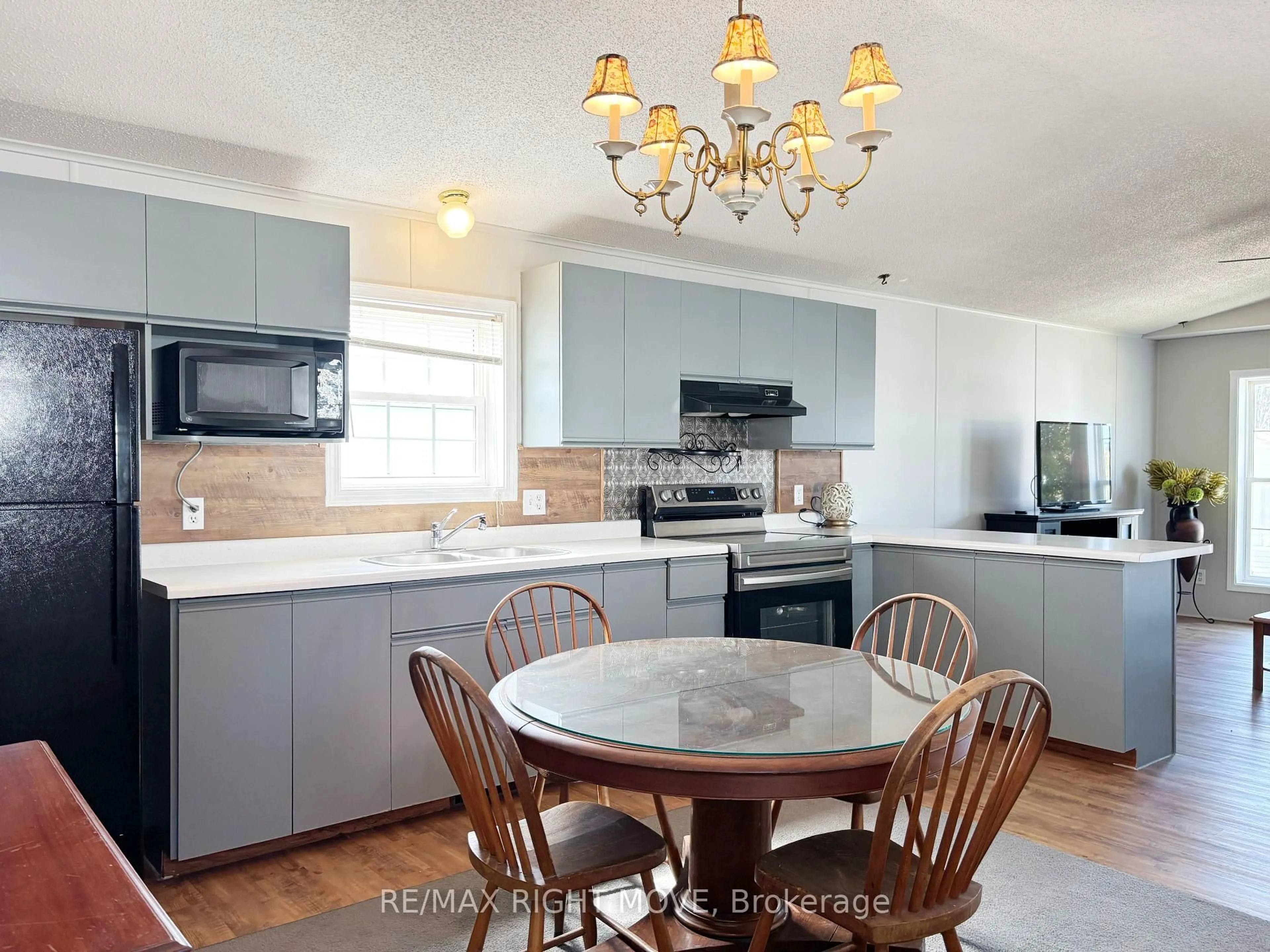 Open concept kitchen, ceramic/tile floor for 1304 Madison St, Severn Ontario L3V 0V1
