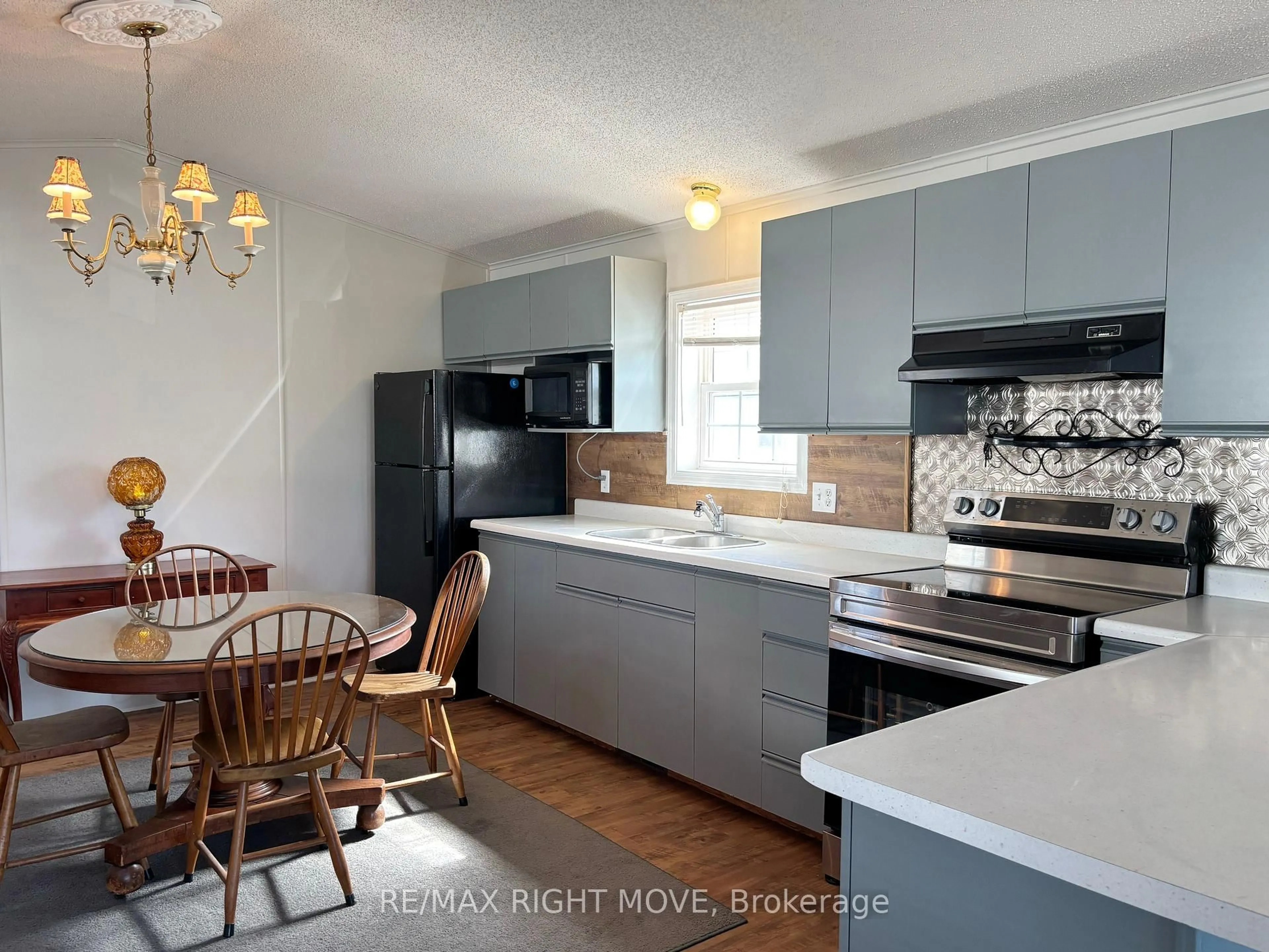 Open concept kitchen, unknown for 1304 Madison St, Severn Ontario L3V 0V1