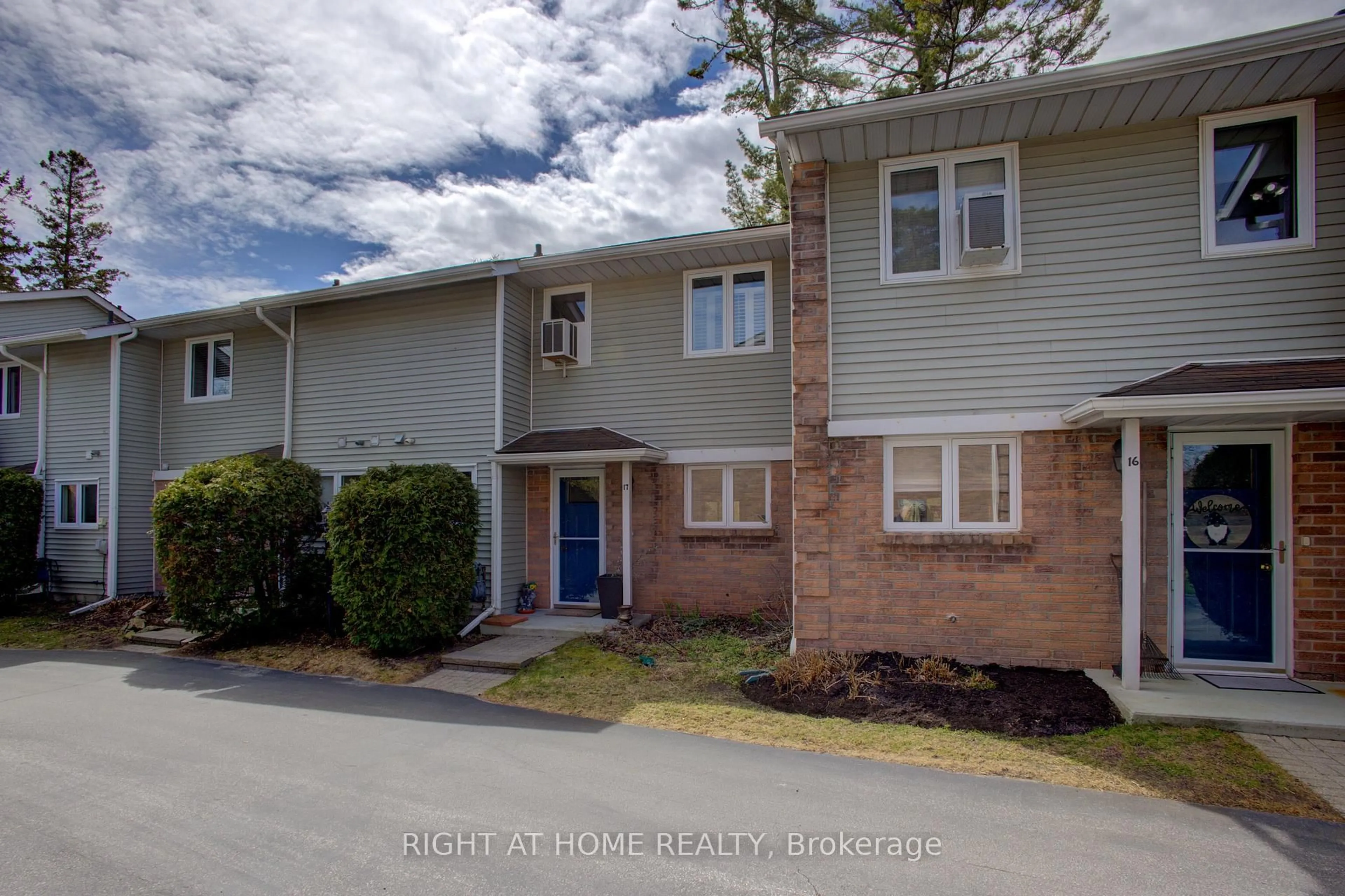 A pic from outside/outdoor area/front of a property/back of a property/a pic from drone, street for 39 28th St #17, Wasaga Beach Ontario L9Z 2E4