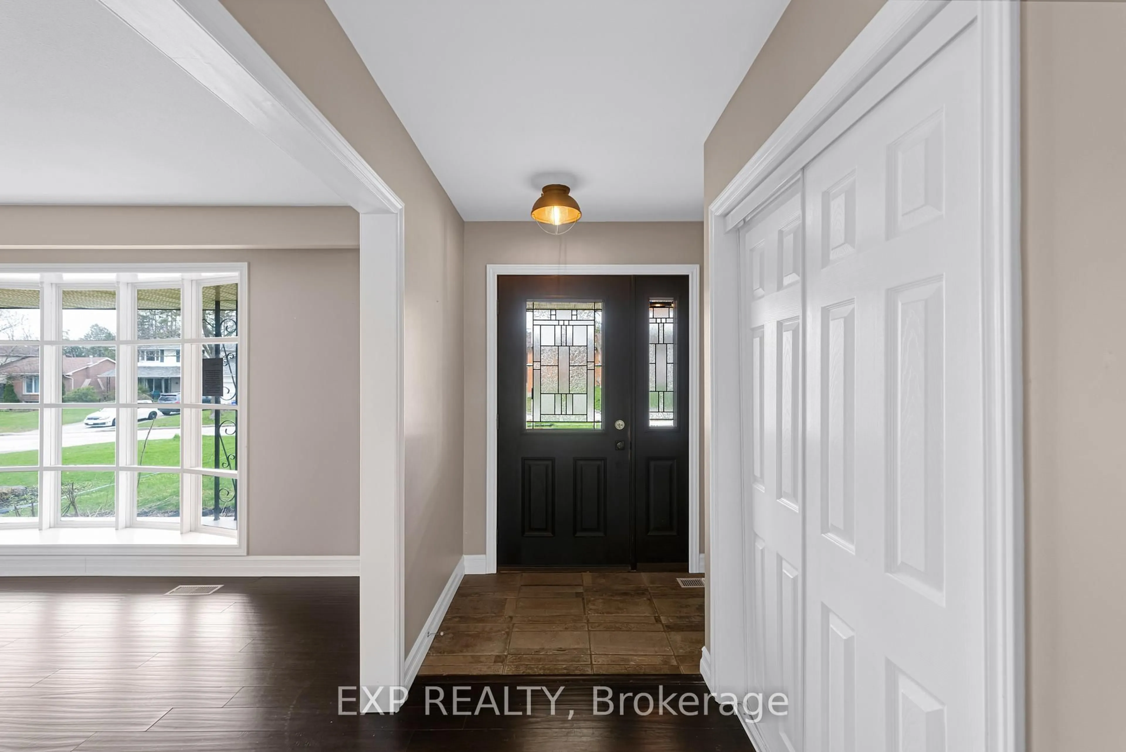 Indoor entryway for 11 Bellevue Cres, Barrie Ontario L4M 2S9