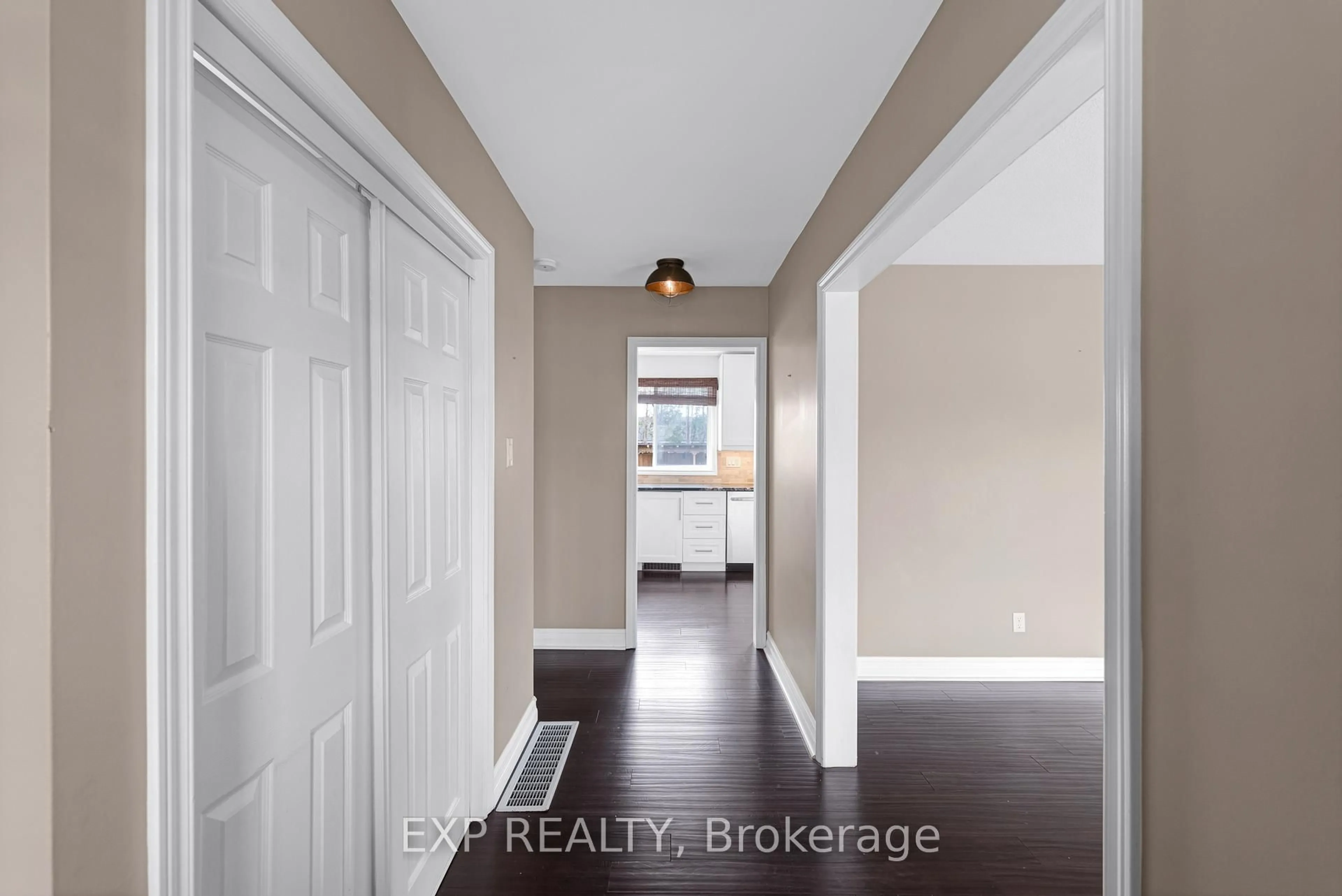 Indoor entryway for 11 Bellevue Cres, Barrie Ontario L4M 2S9