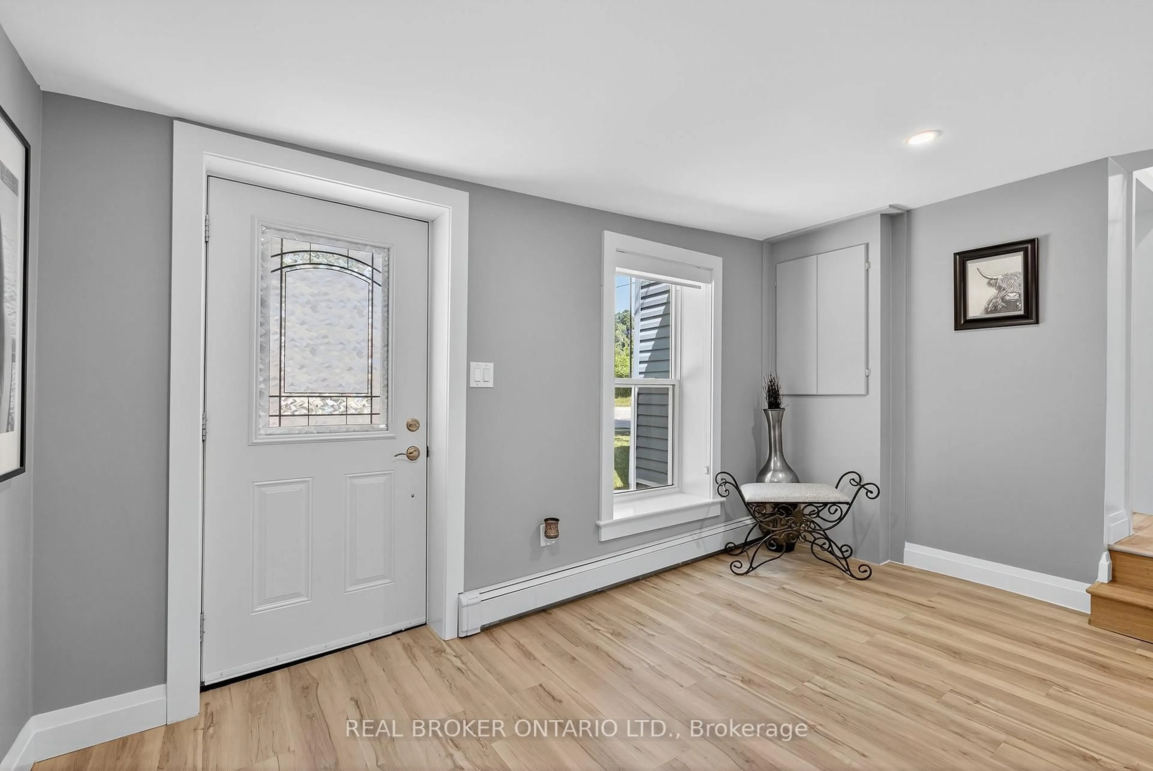 Indoor entryway for 151 Atherley Rd, Orillia Ontario L3V 1N5