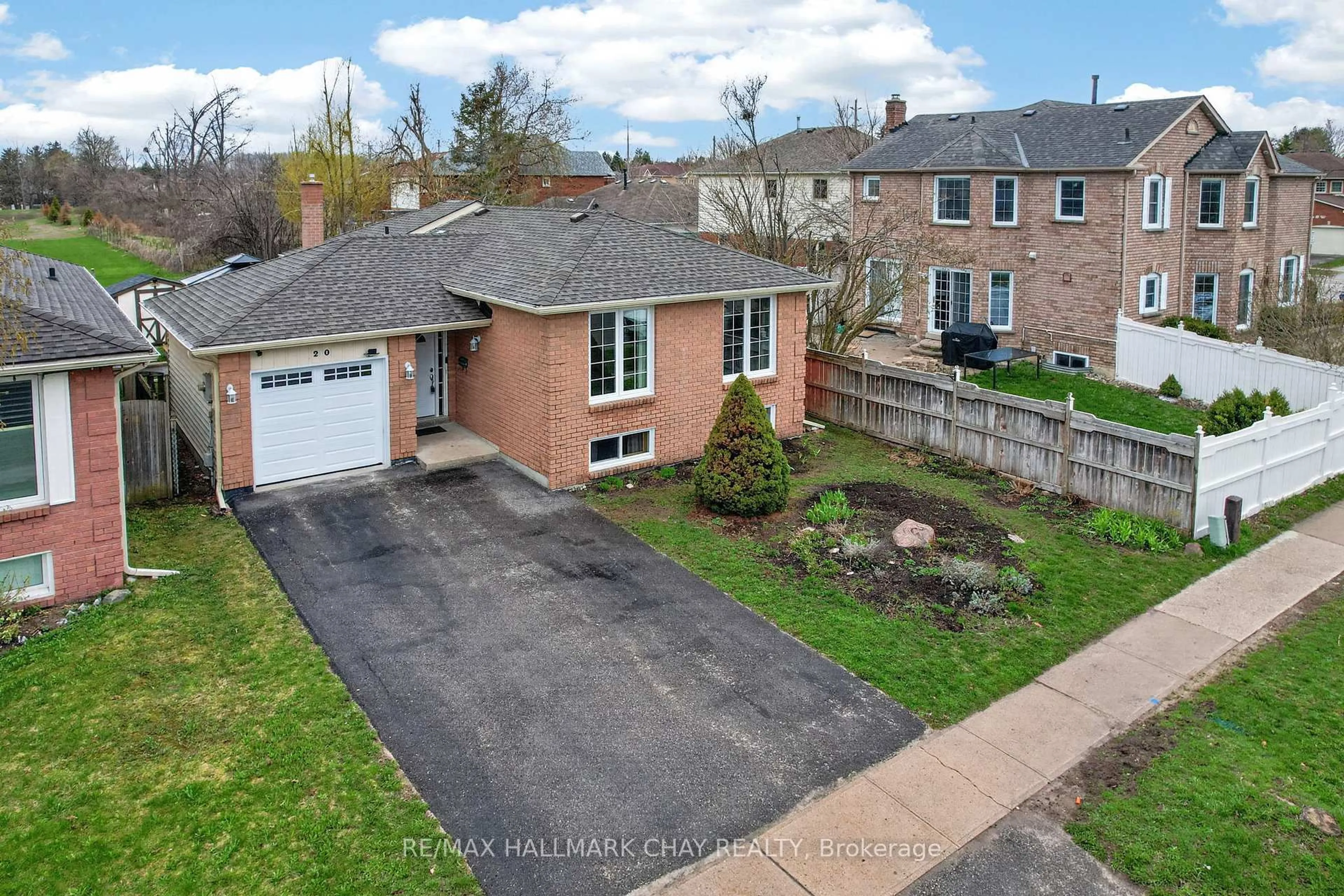 A pic from outside/outdoor area/front of a property/back of a property/a pic from drone, street for 20 Ford St, Barrie Ontario L4N 5X2