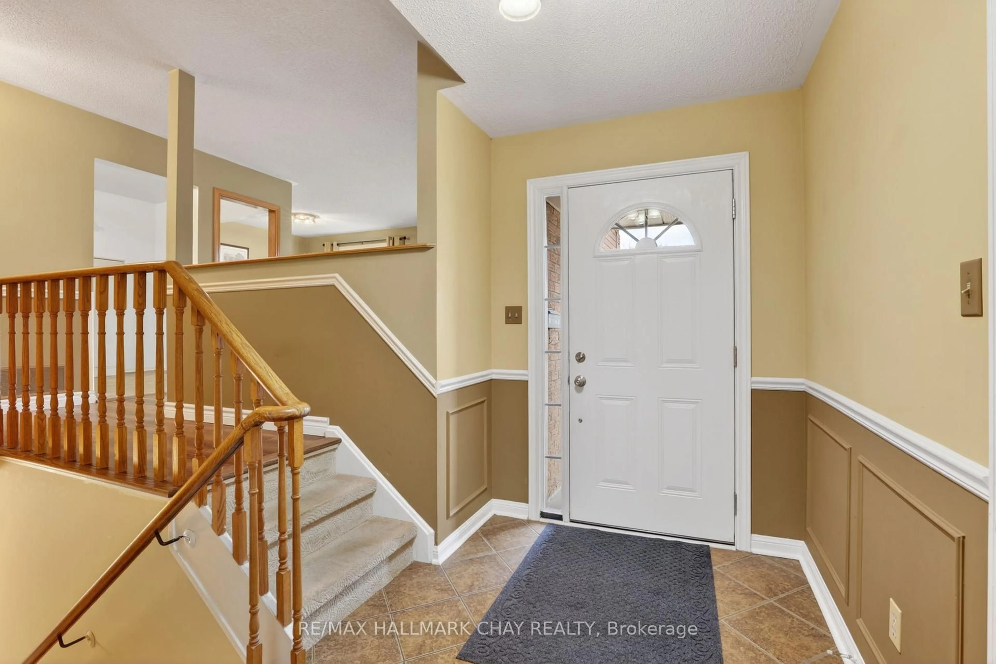Indoor entryway for 20 Ford St, Barrie Ontario L4N 5X2