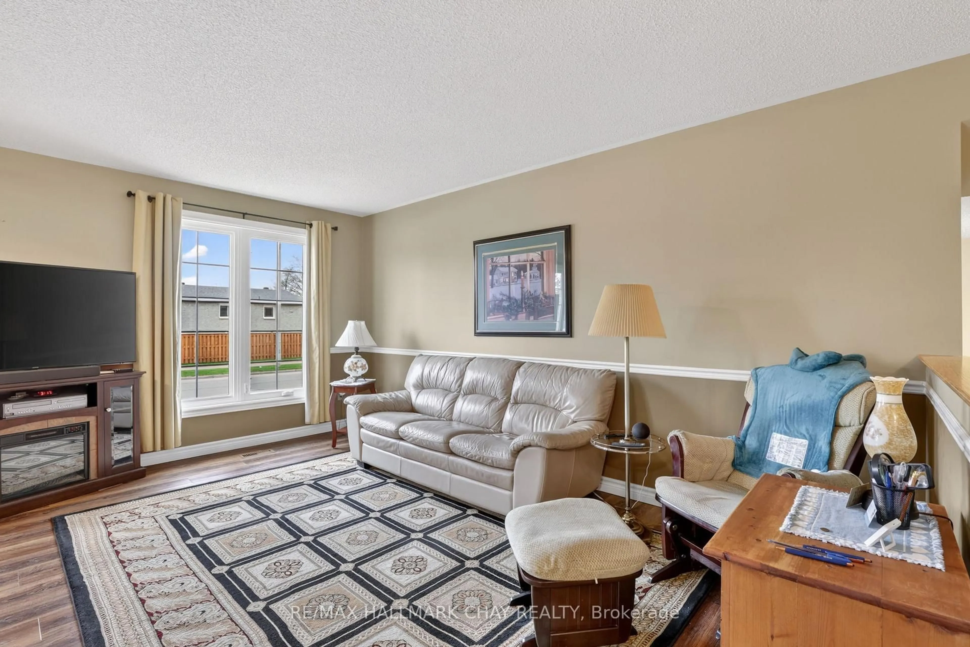 Living room with furniture, unknown for 20 Ford St, Barrie Ontario L4N 5X2