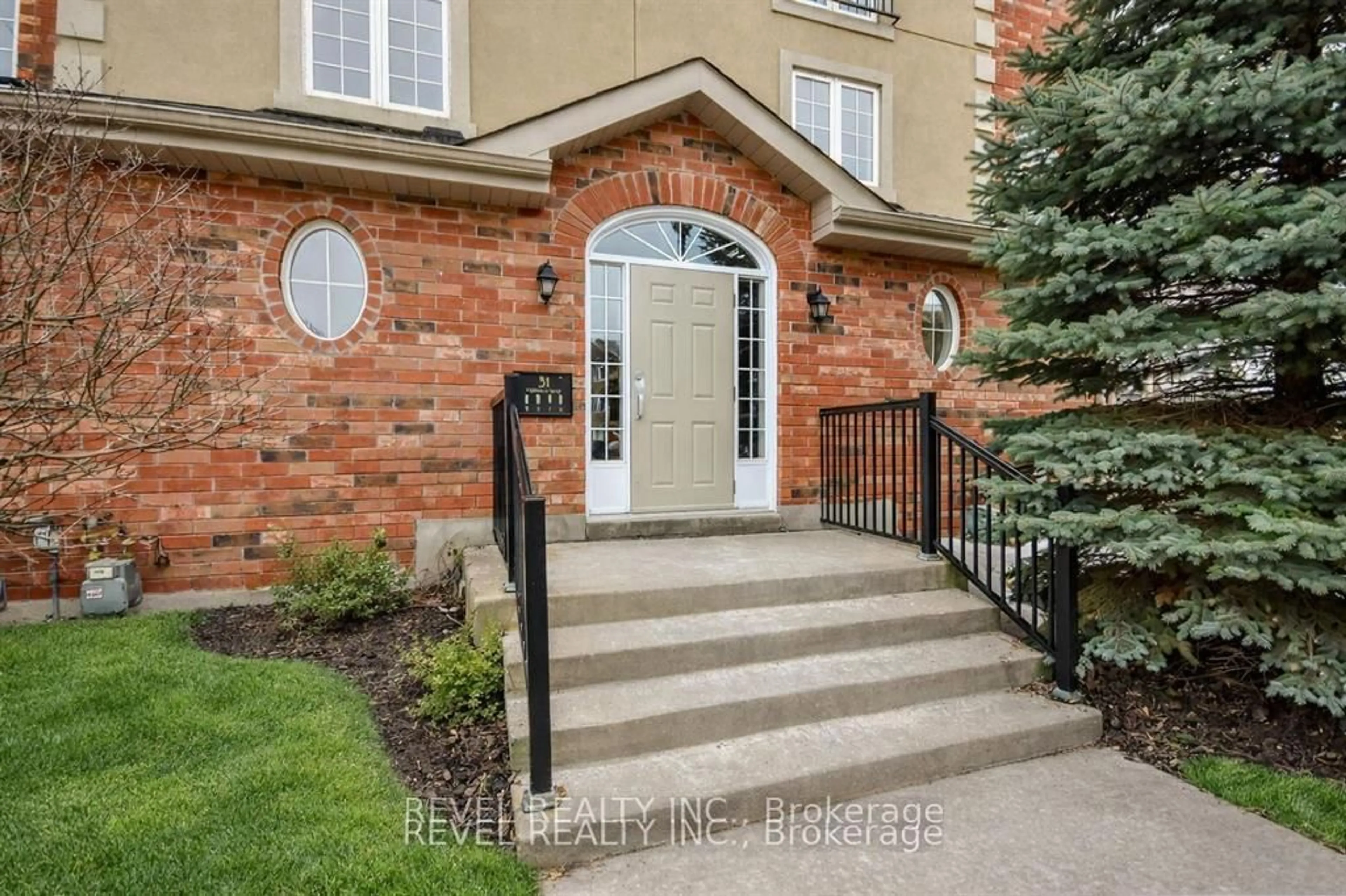 Indoor entryway for 51 Ferndale Dr #5, Barrie Ontario L4N 5W9