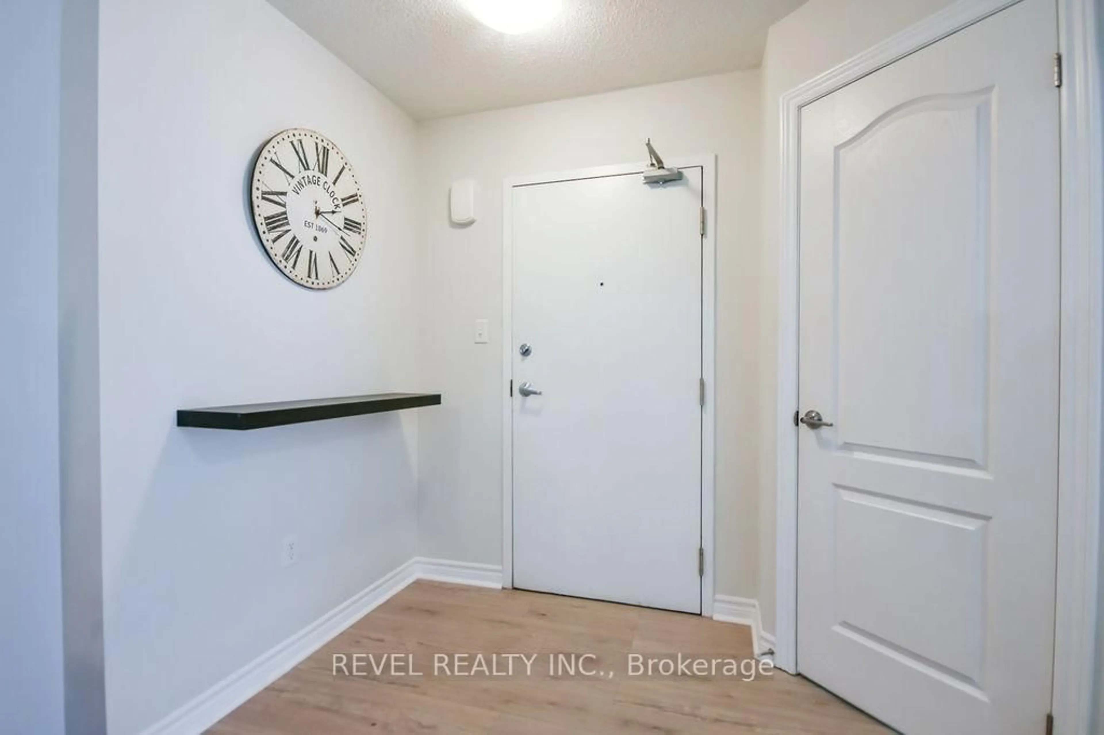 Indoor entryway for 51 Ferndale Dr #5, Barrie Ontario L4N 5W9