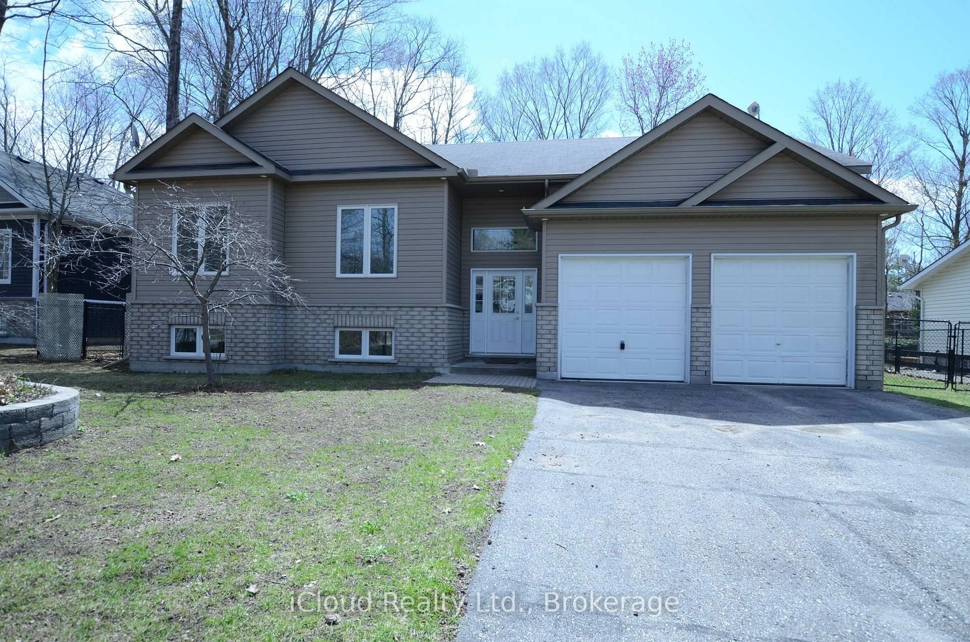 Home with vinyl exterior material, street for 25 Rue Vanier, Tiny Ontario L9M 0J2