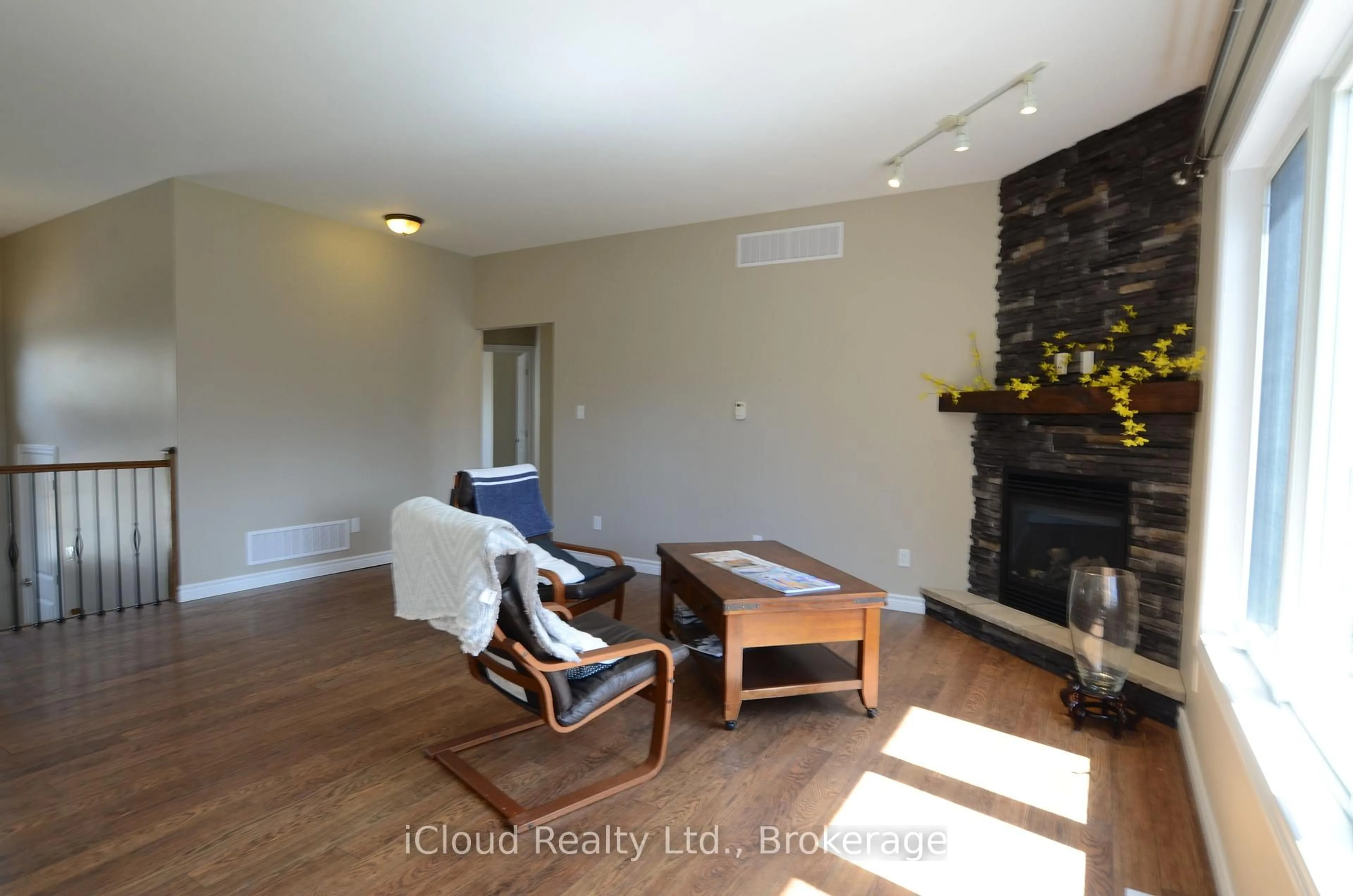Living room with furniture, wood/laminate floor for 25 Rue Vanier, Tiny Ontario L9M 0J2
