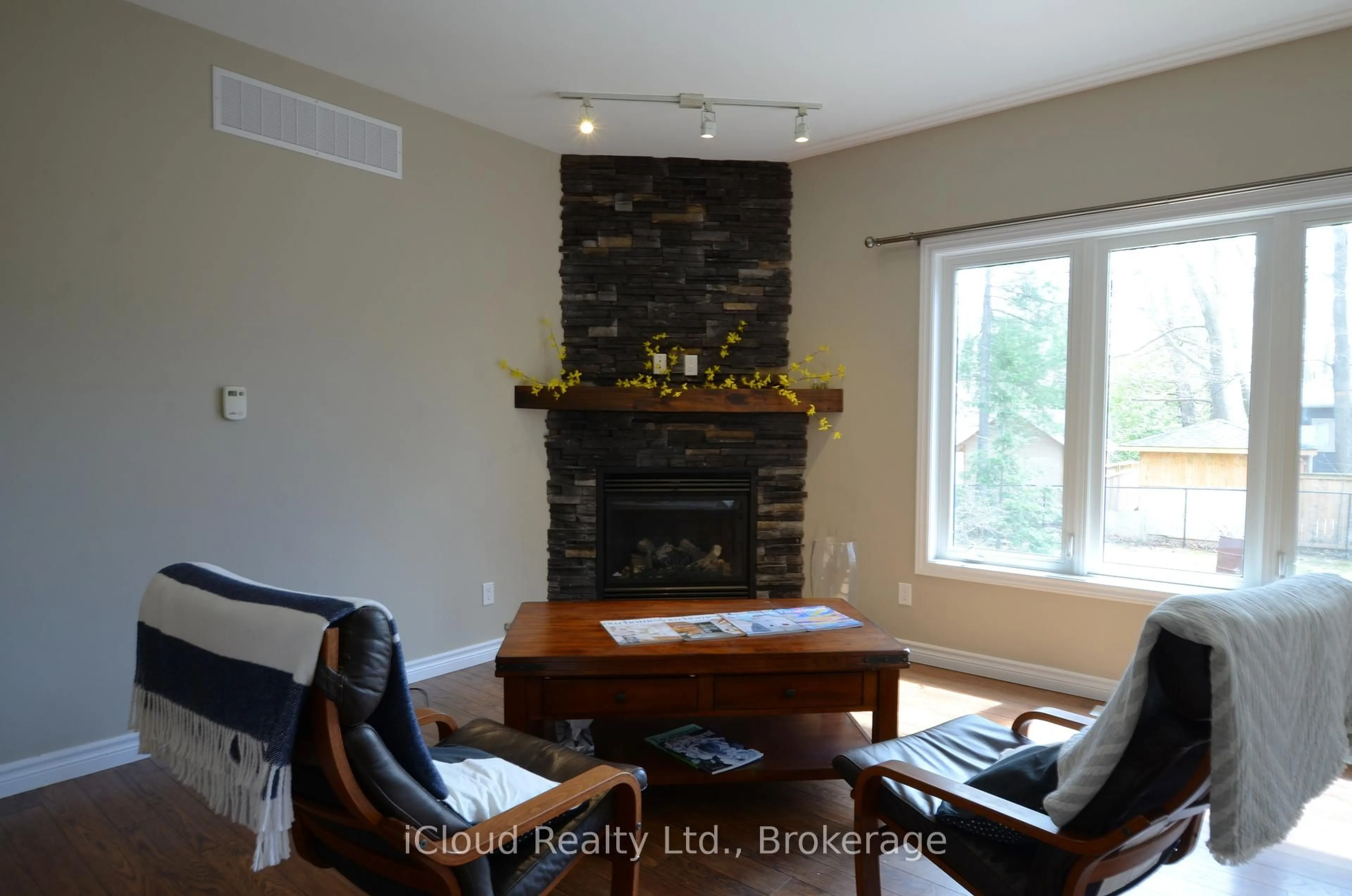 Living room with furniture, wood/laminate floor for 25 Rue Vanier, Tiny Ontario L9M 0J2
