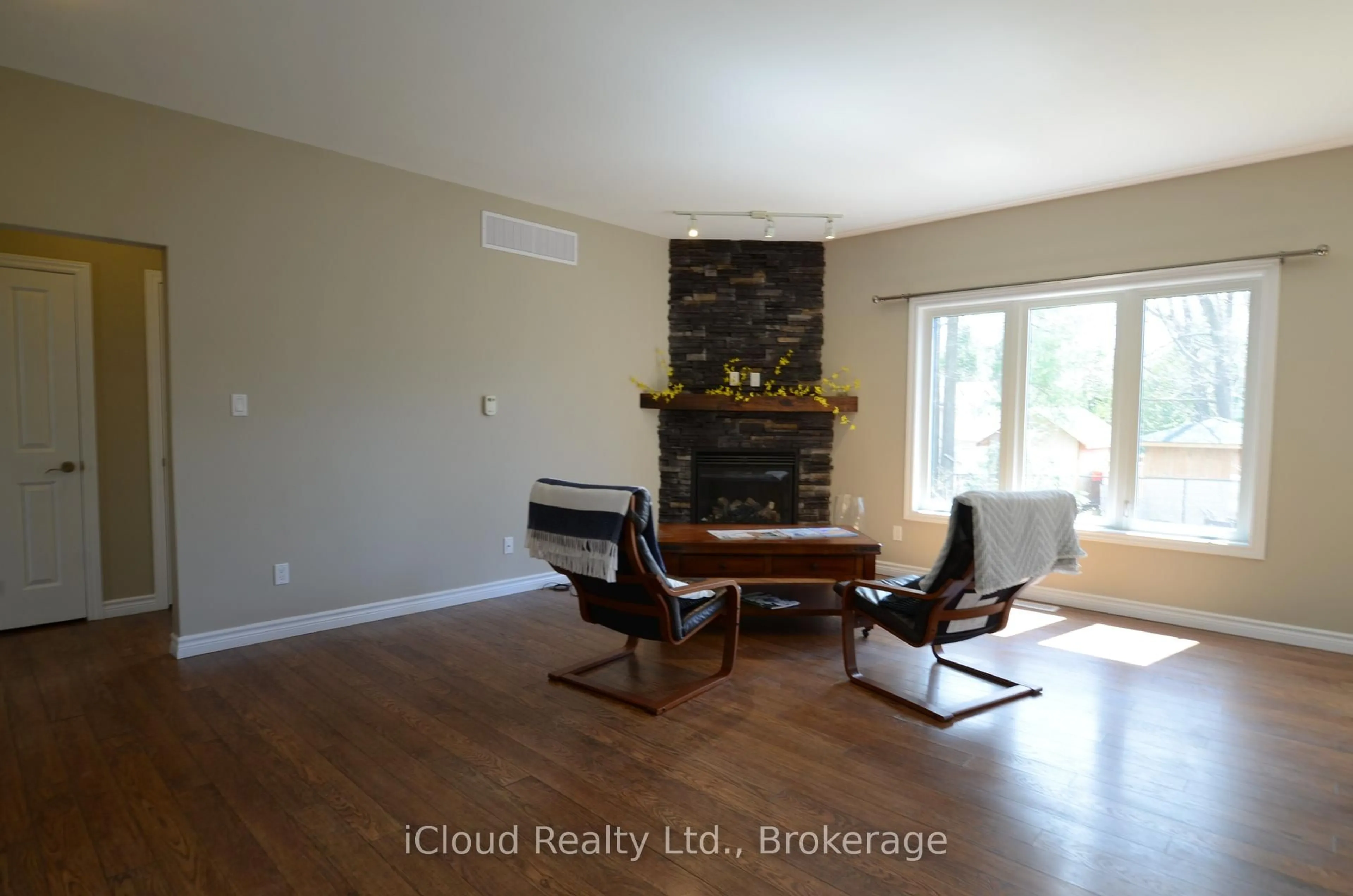 A pic of a room for 25 Rue Vanier, Tiny Ontario L9M 0J2