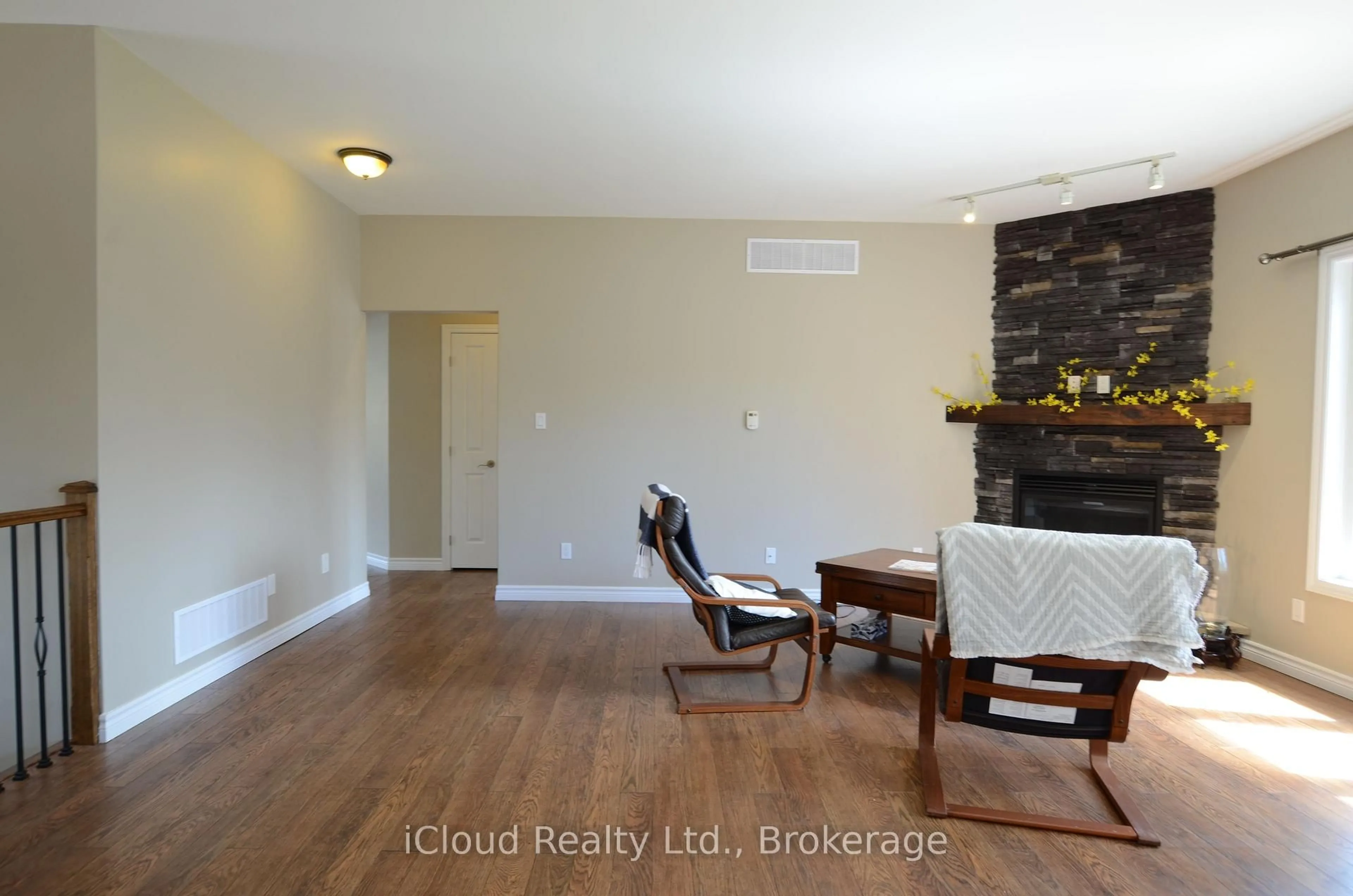 Living room with furniture, wood/laminate floor for 25 Rue Vanier, Tiny Ontario L9M 0J2