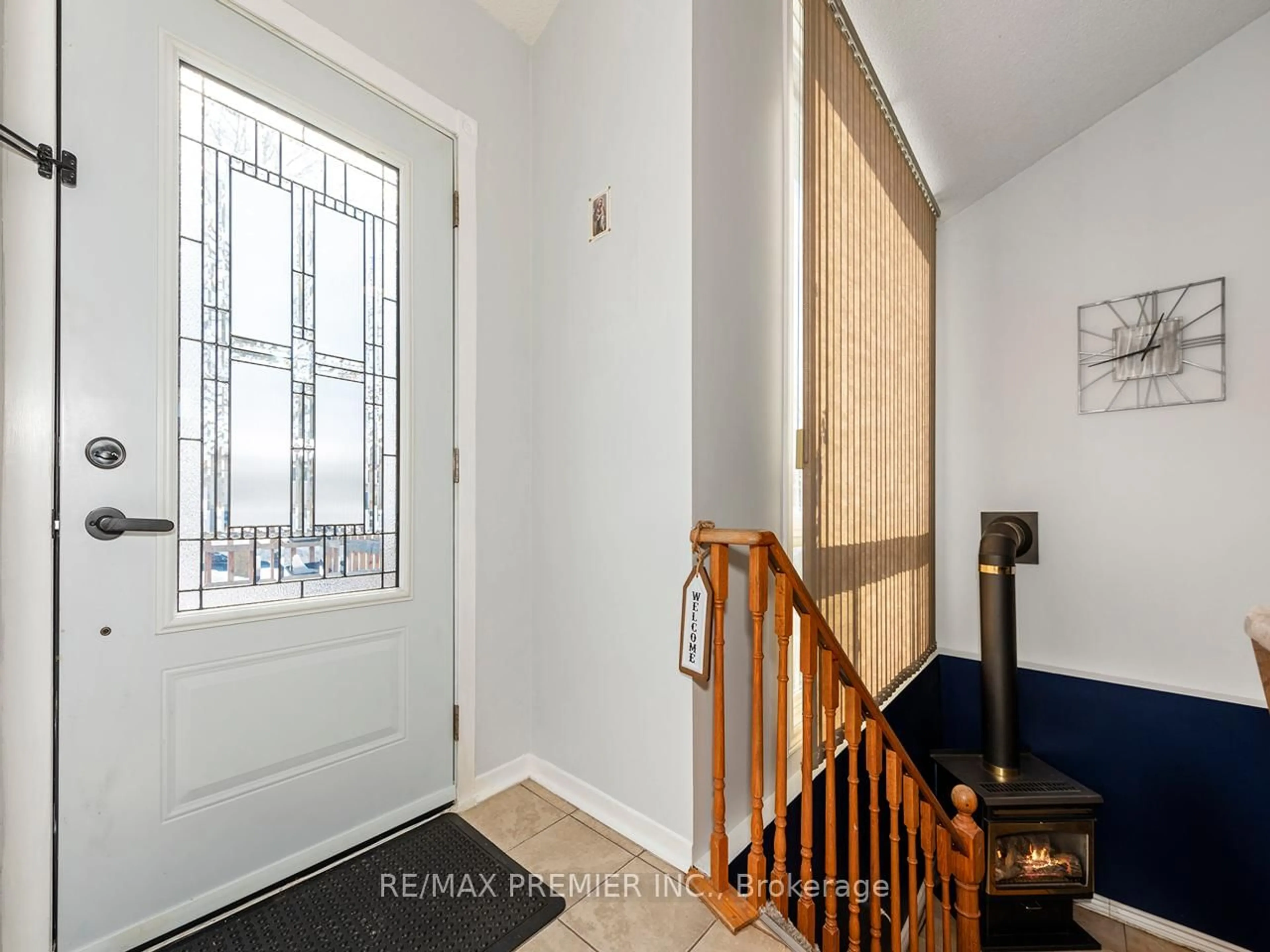 Indoor entryway for 203 Burns Circ, Barrie Ontario L4N 6A5