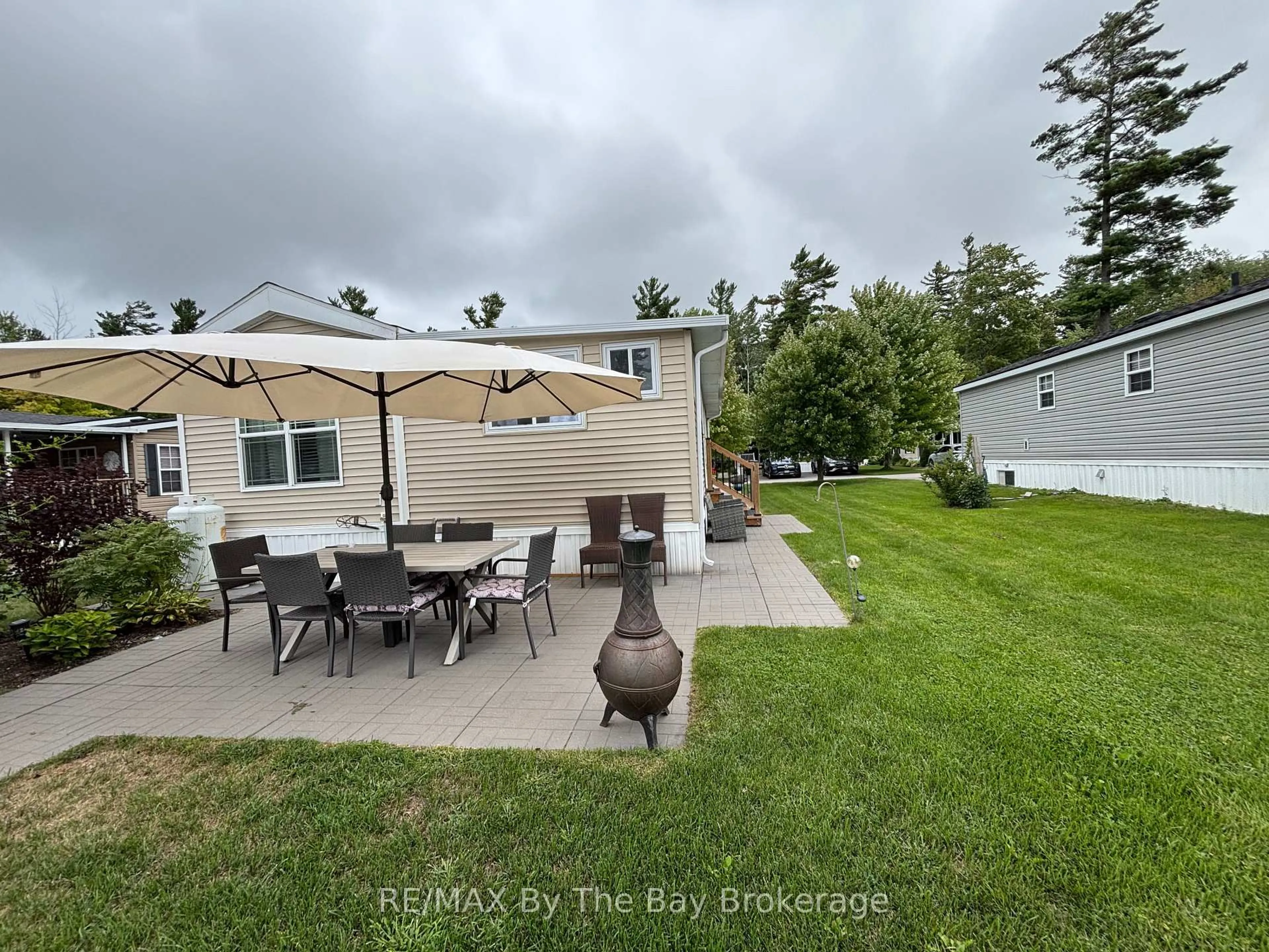 A pic from outside/outdoor area/front of a property/back of a property/a pic from drone, water/lake/river/ocean view for 108 Madawaska Tr, Wasaga Beach Ontario L9Z 1X7