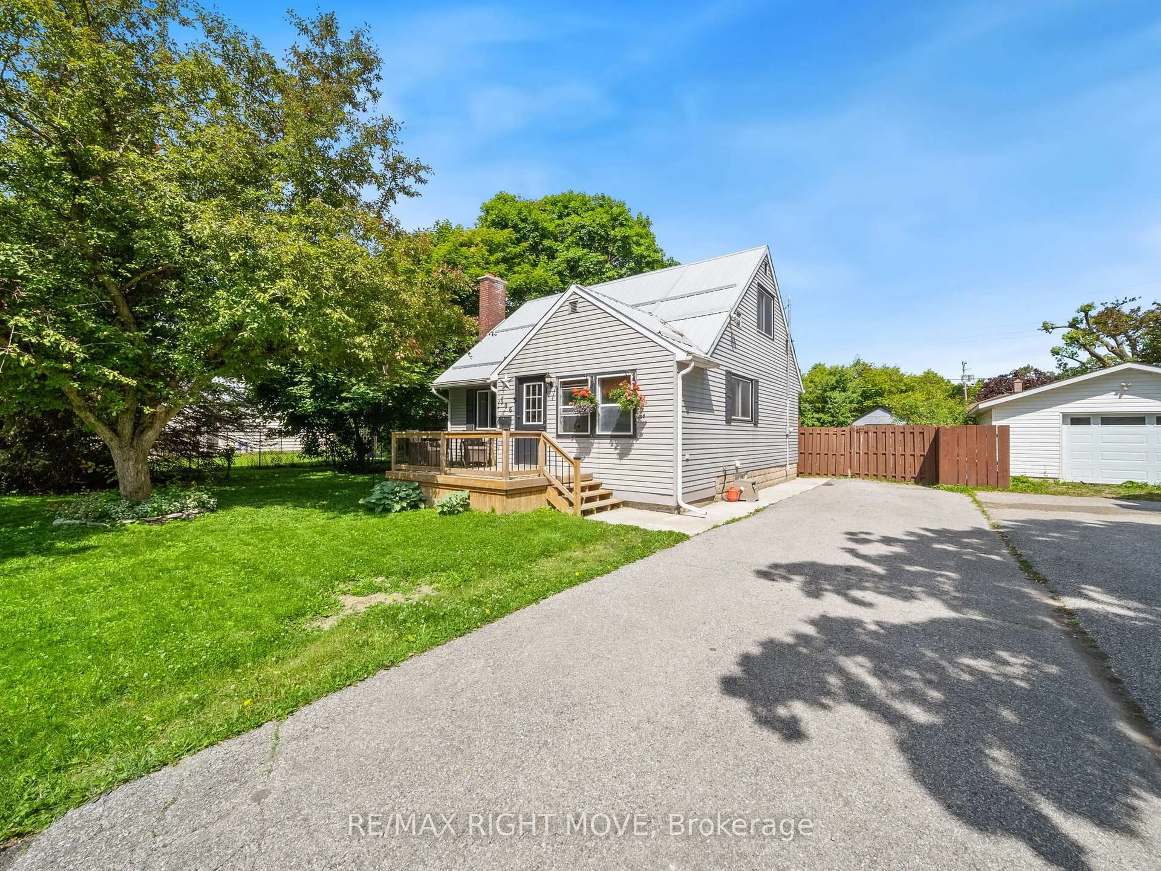 A pic from outside/outdoor area/front of a property/back of a property/a pic from drone, street for 306 Franklin St, Orillia Ontario L3V 1K6