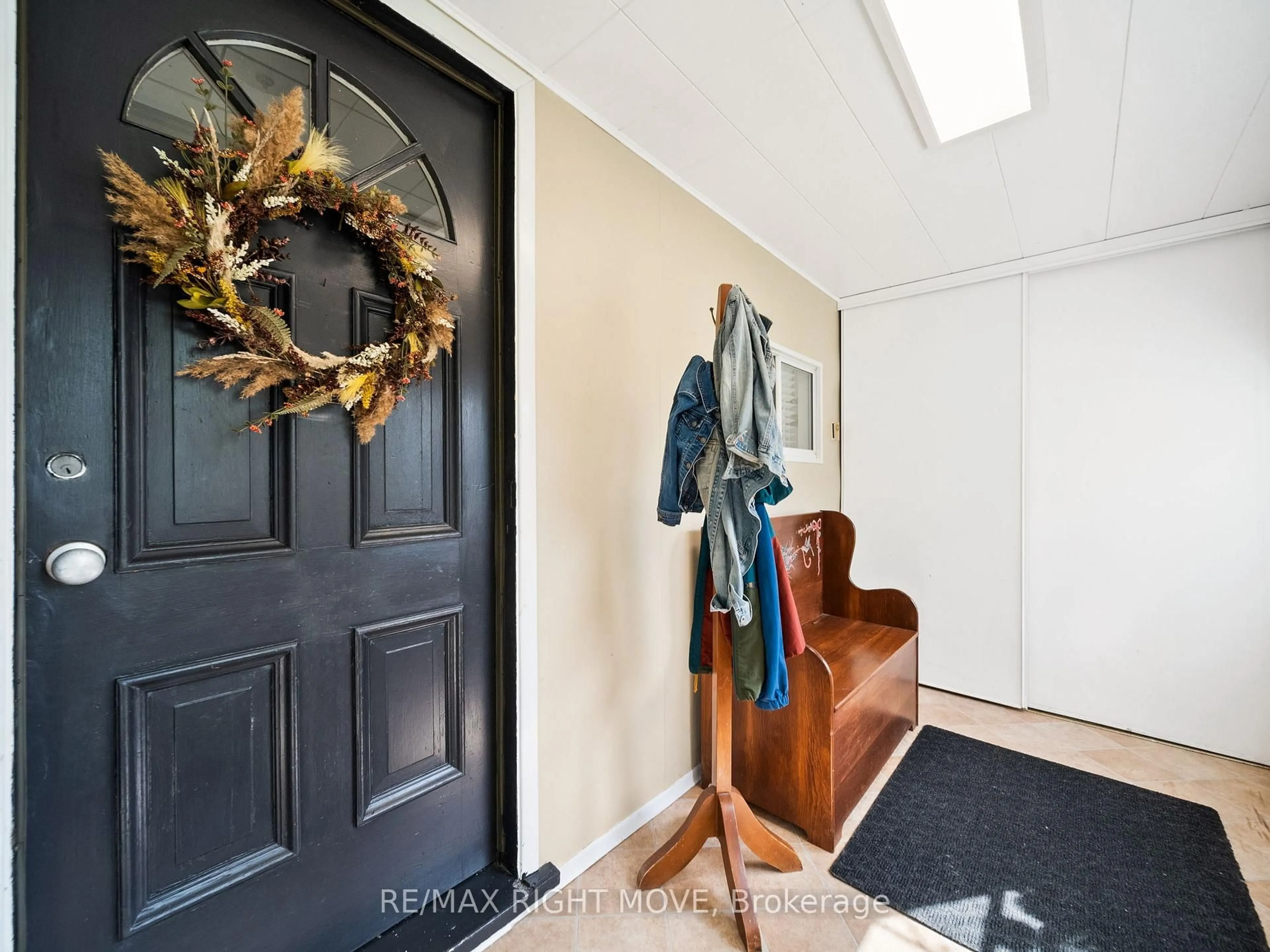 Indoor entryway for 306 Franklin St, Orillia Ontario L3V 1K6