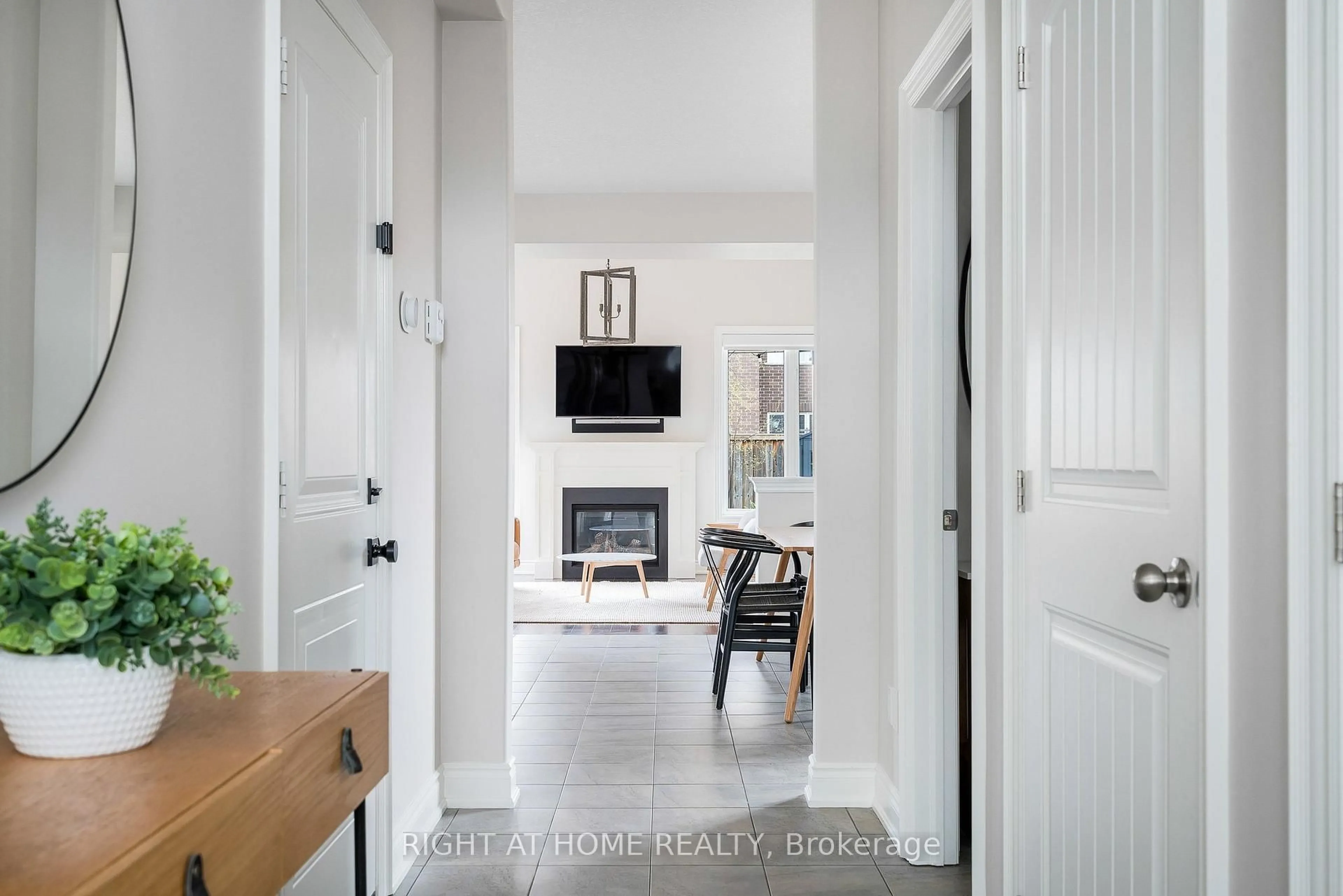 Indoor entryway for 98 Garbutt Cres, Collingwood Ontario L9Y 0H5