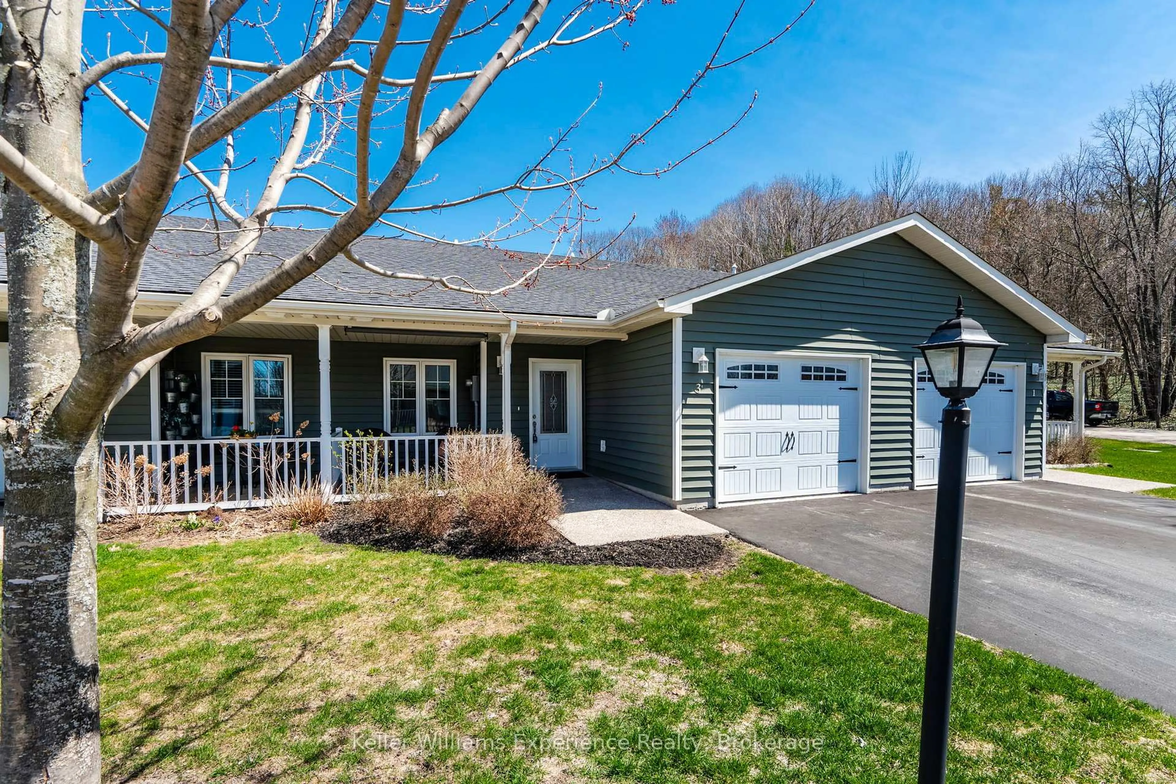 Home with vinyl exterior material, street for 3 Chamberlain Cres, Penetanguishene Ontario L9M 0A5