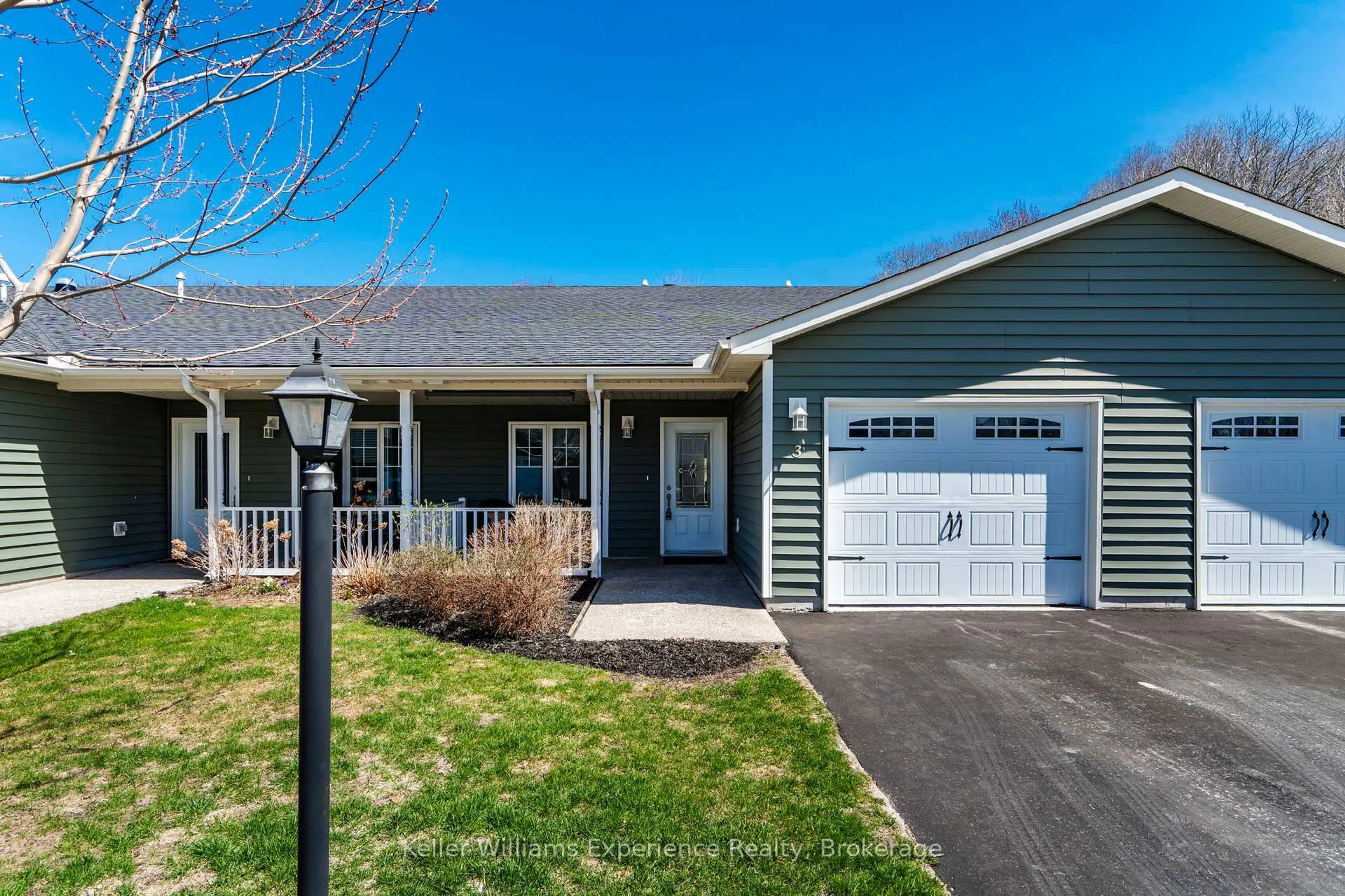 Home with vinyl exterior material, street for 3 Chamberlain Cres, Penetanguishene Ontario L9M 0A5
