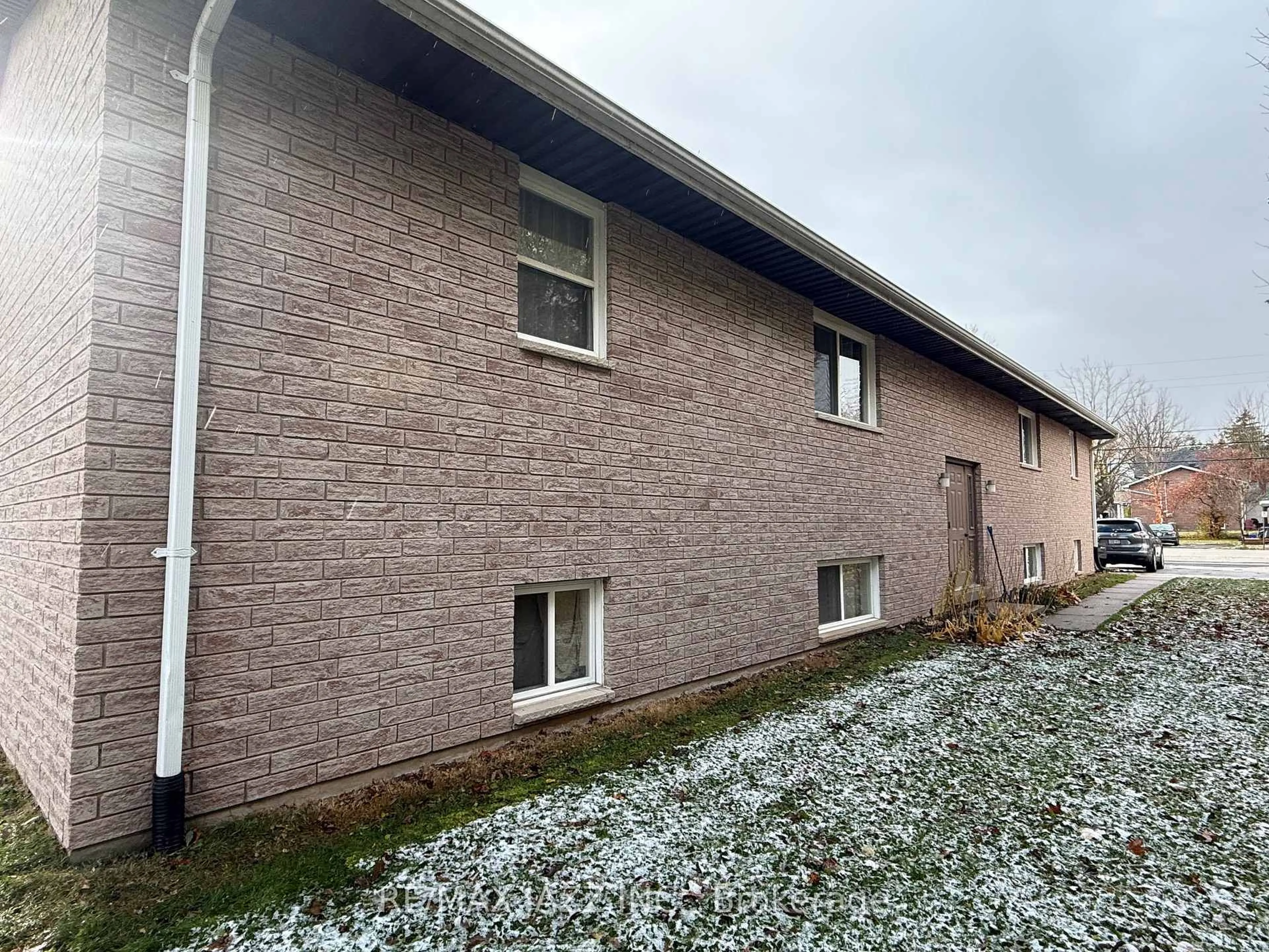 Unknown for 416 Gill St, Orillia Ontario L3V 4K6