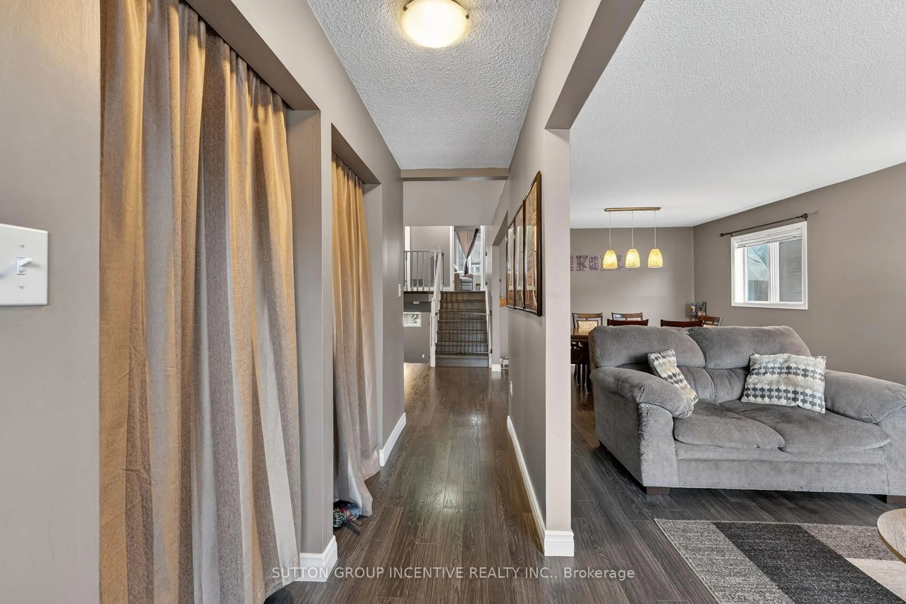 Indoor entryway for 20 Broadfoot Rd, Barrie Ontario L4N 5K7