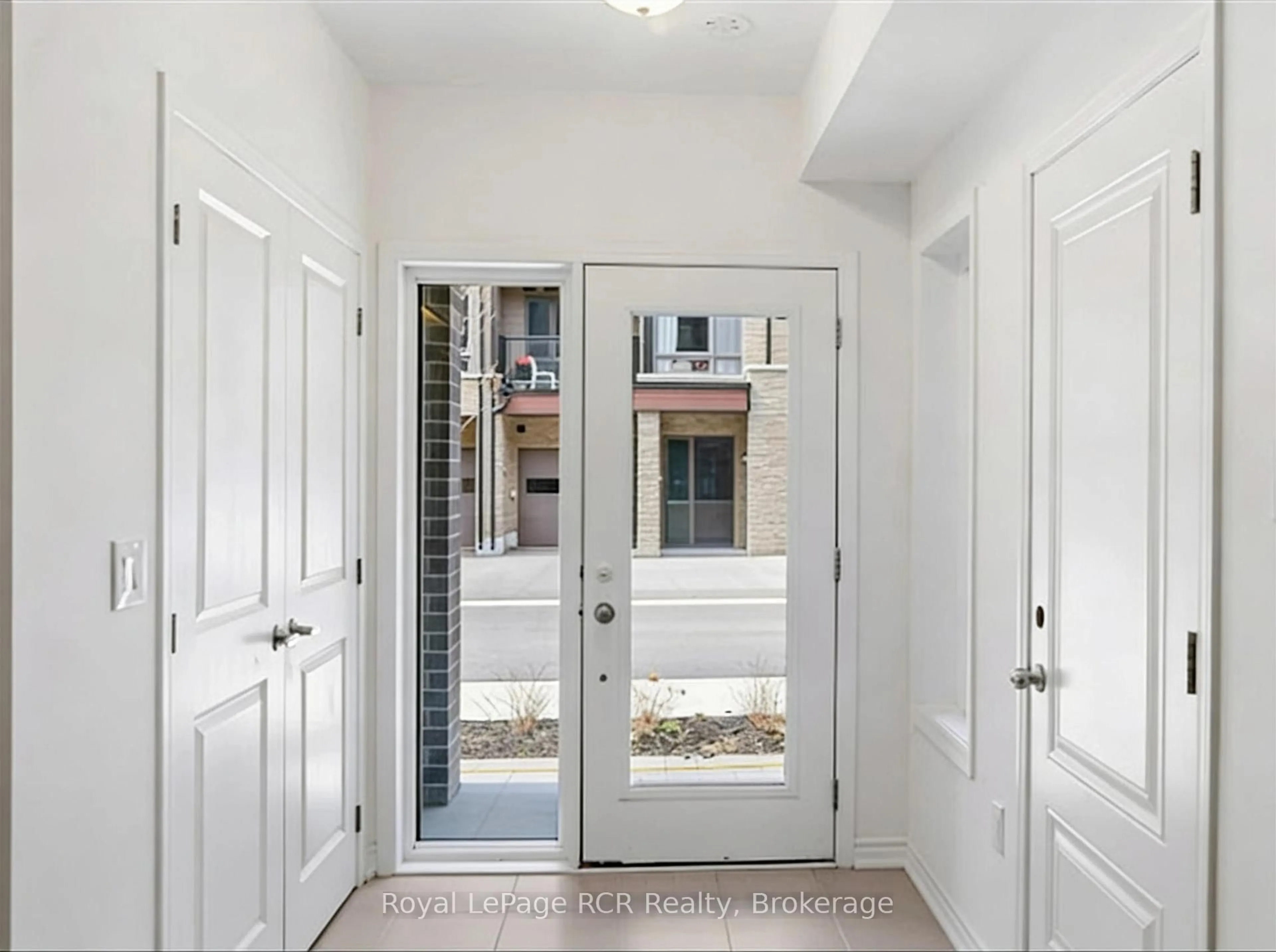 Indoor entryway for 59 Wyn Wood Lane, Orillia Ontario L3V 8P7