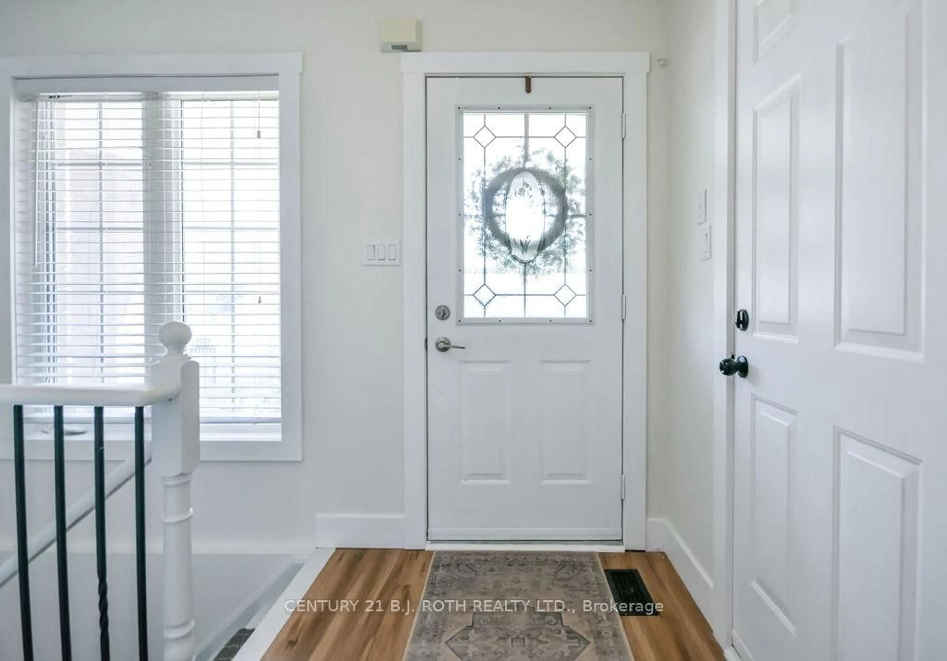 Indoor entryway for 14 Trask Dr, Barrie Ontario L4N 5R4