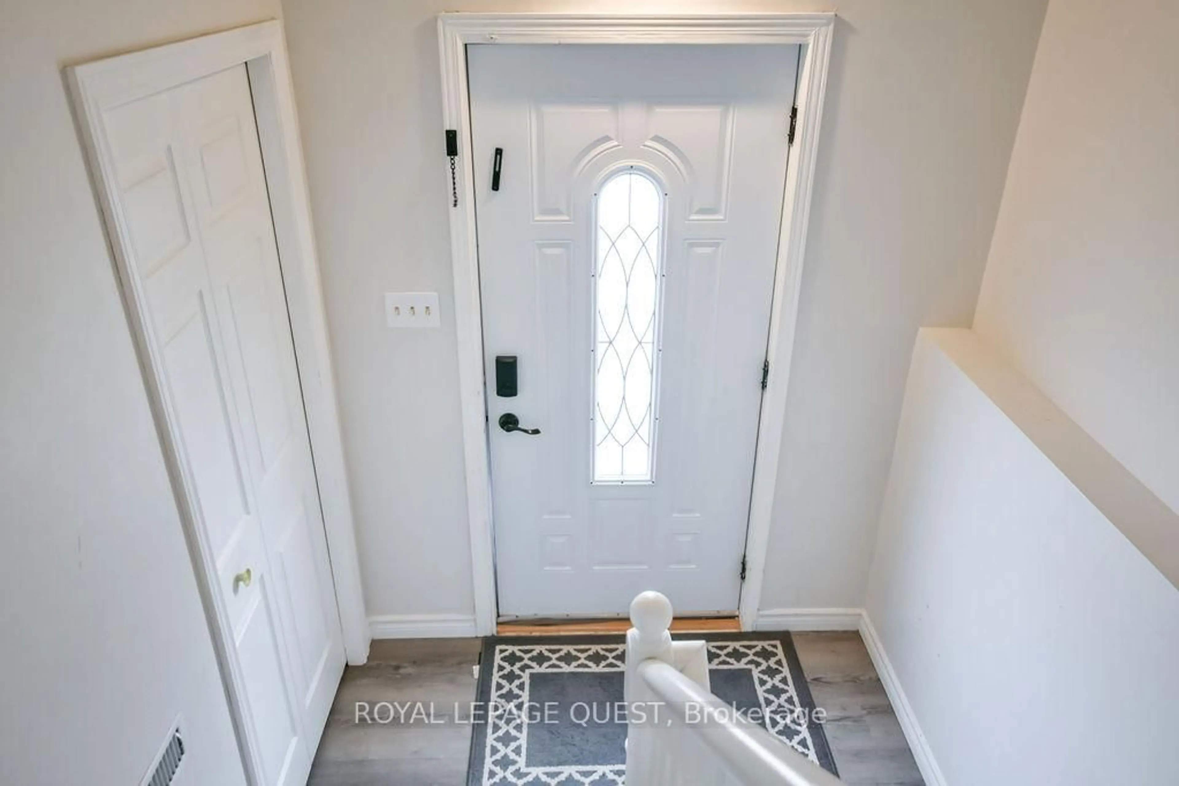 Indoor entryway for 48 Louise Lane, Orillia Ontario L3V 7W1