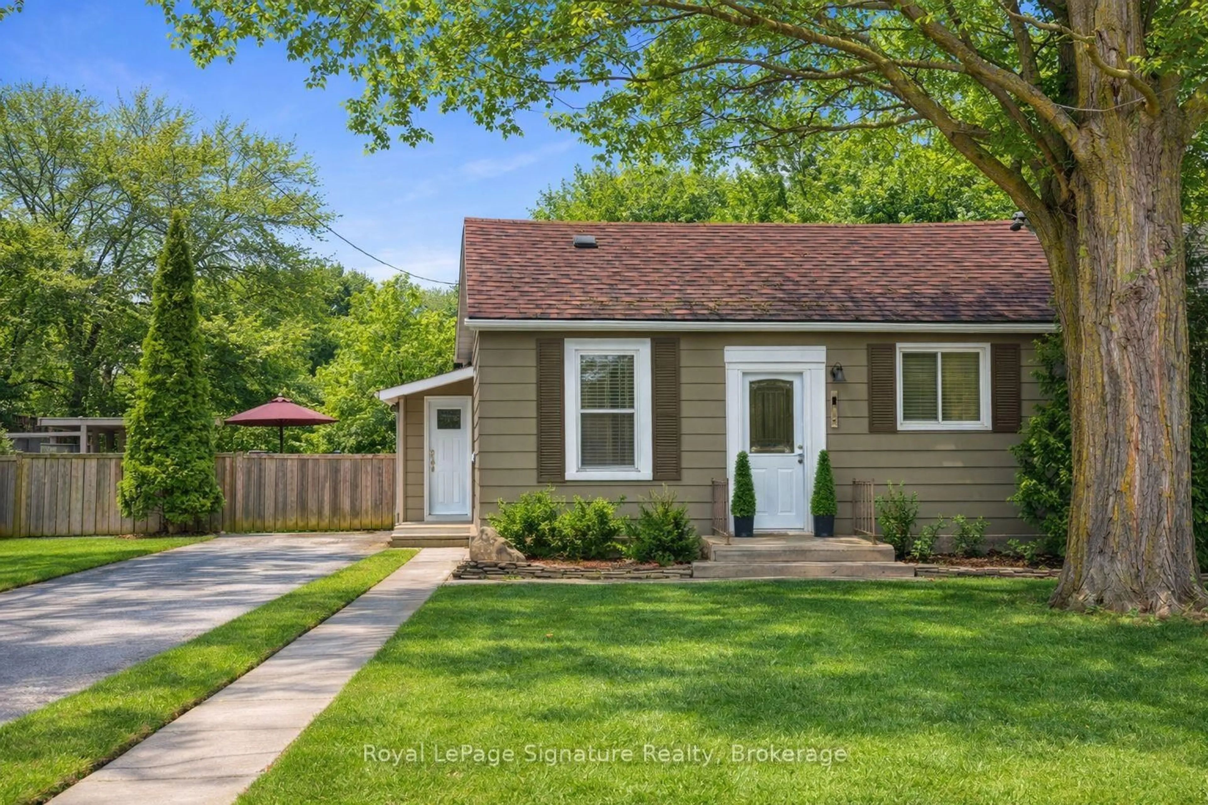 Home with vinyl exterior material, street for 639 Saint Marie St, Collingwood Ontario L9Y 3L4