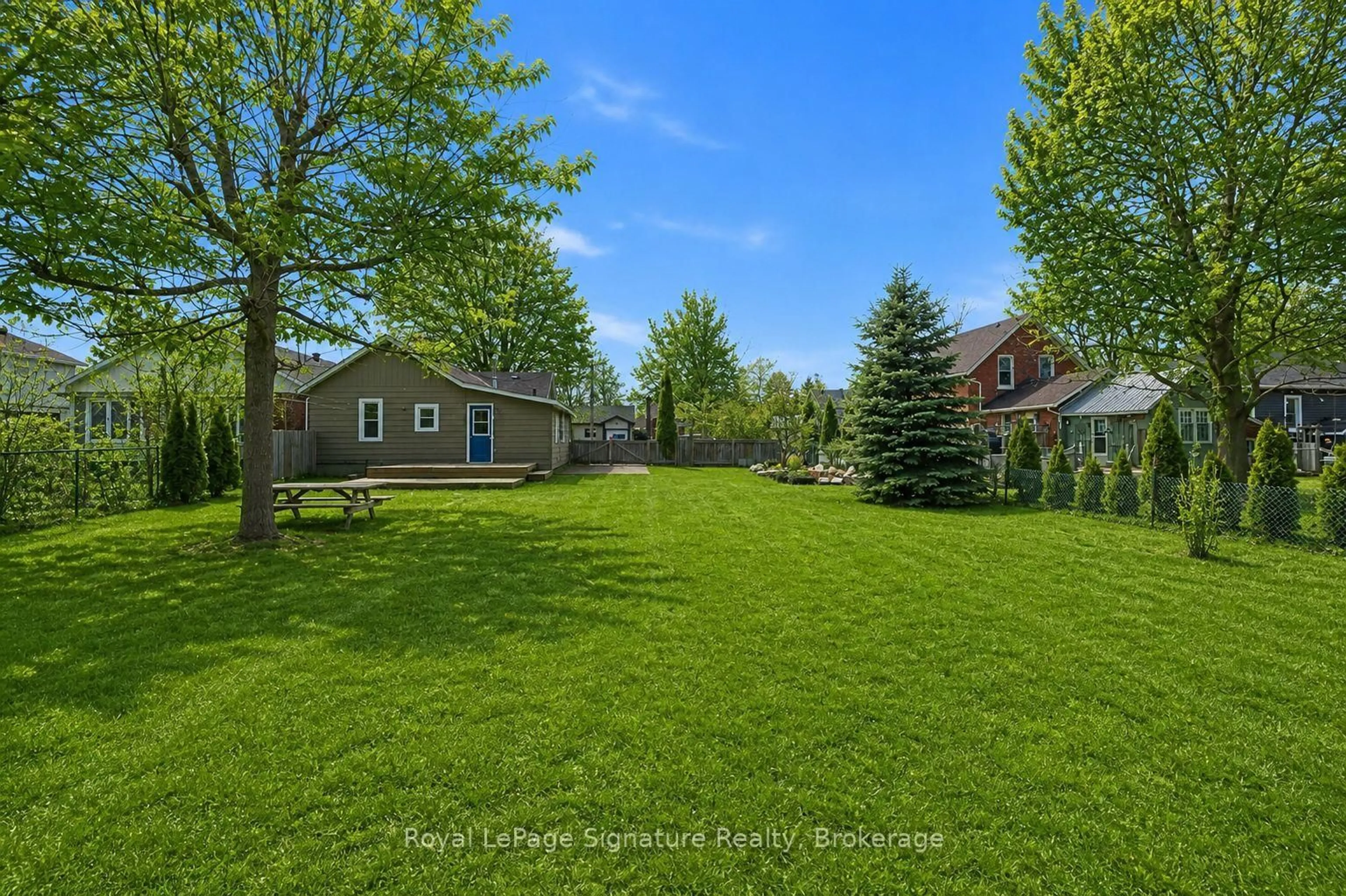 A pic from outside/outdoor area/front of a property/back of a property/a pic from drone, unknown for 639 Saint Marie St, Collingwood Ontario L9Y 3L4