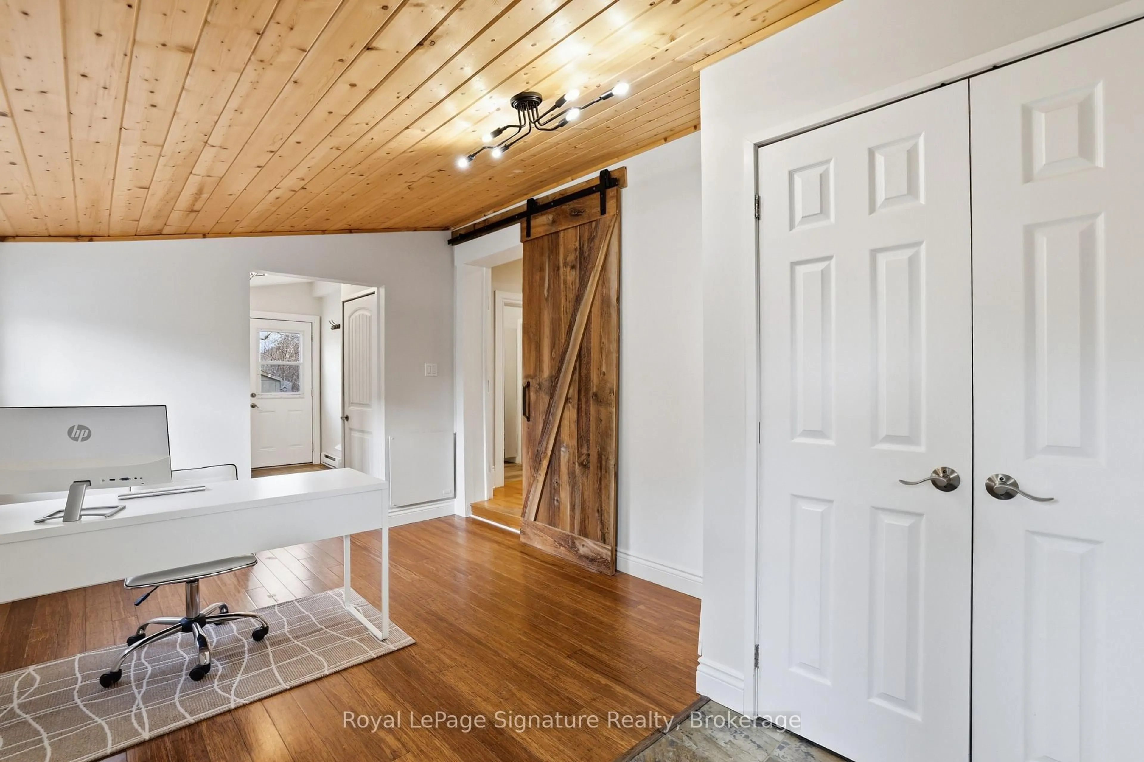 Indoor entryway for 639 Saint Marie St, Collingwood Ontario L9Y 3L4