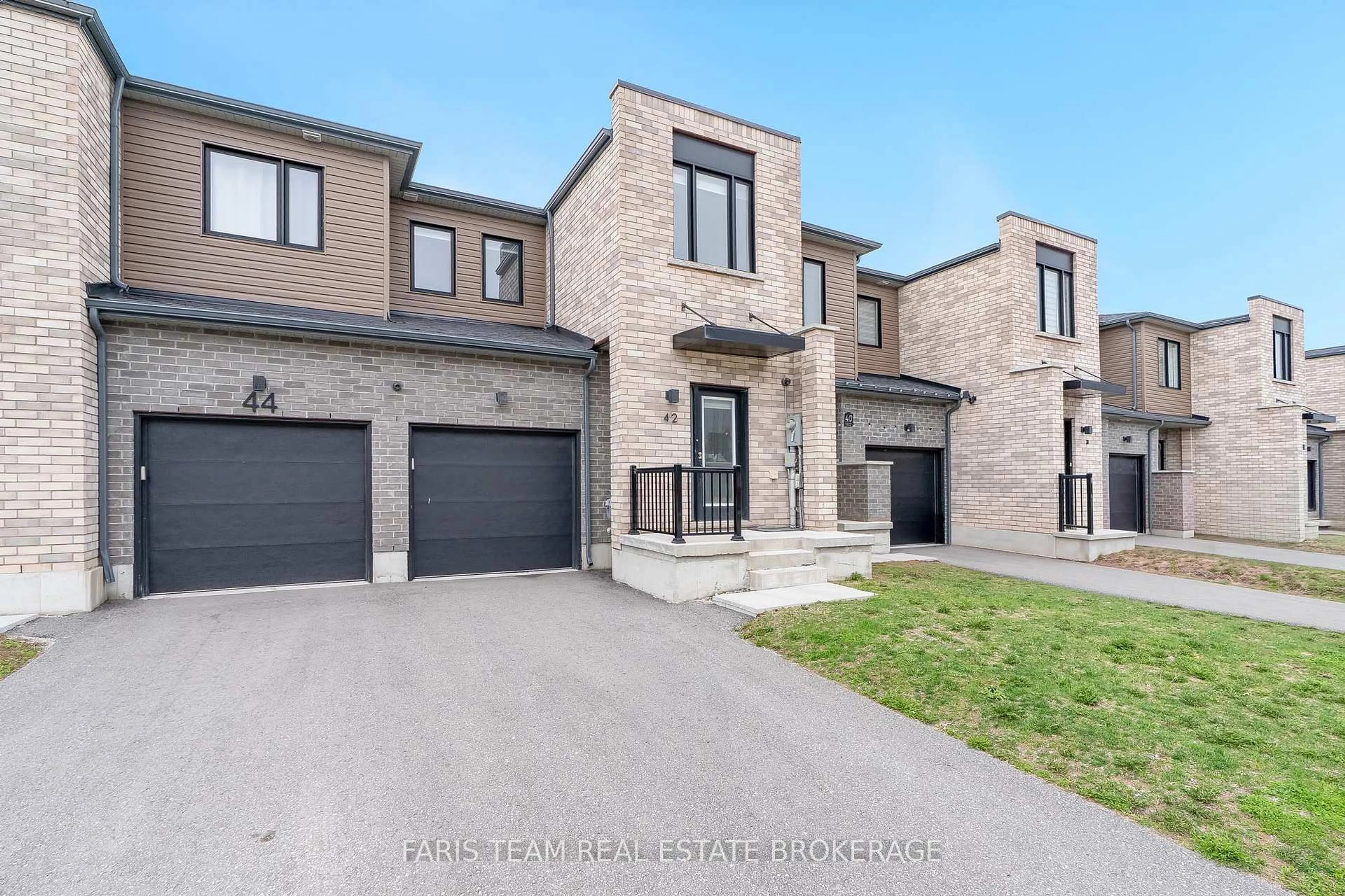 Home with brick exterior material, street for 42 Fairlane Ave, Barrie Ontario L9J 0M9