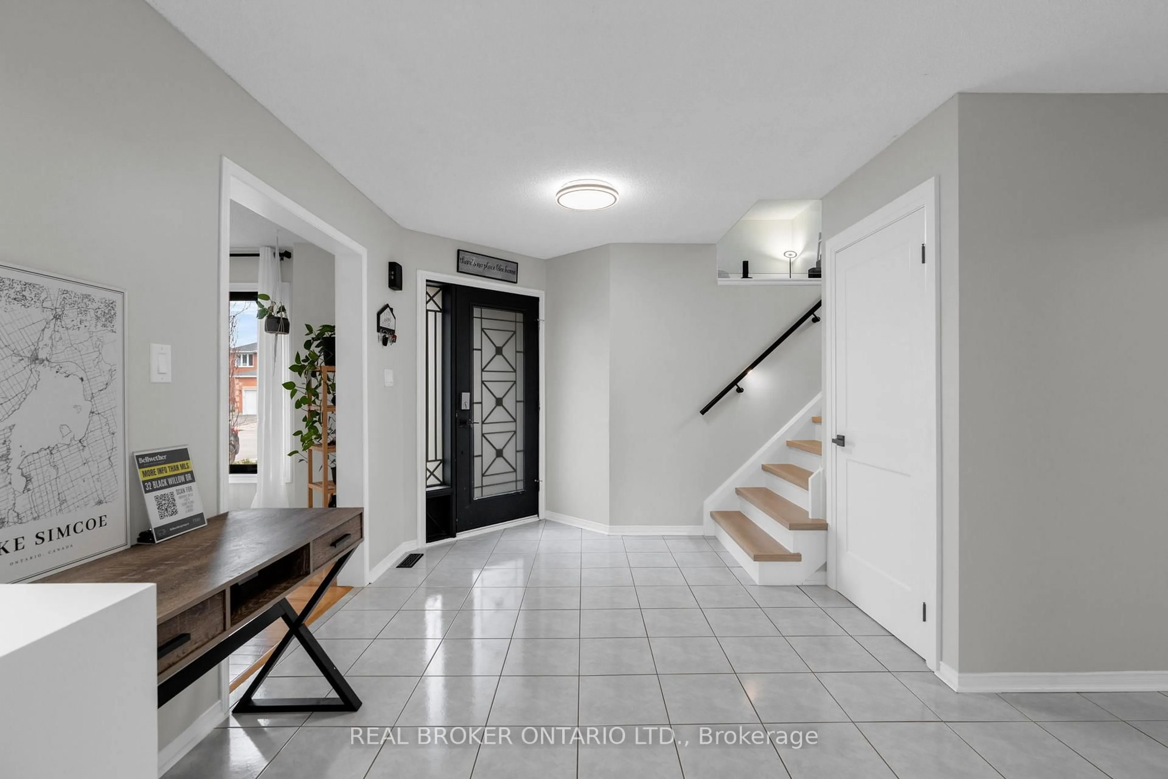 Indoor entryway for 32 BLACK WILLOW Dr, Barrie Ontario L4N 9M1