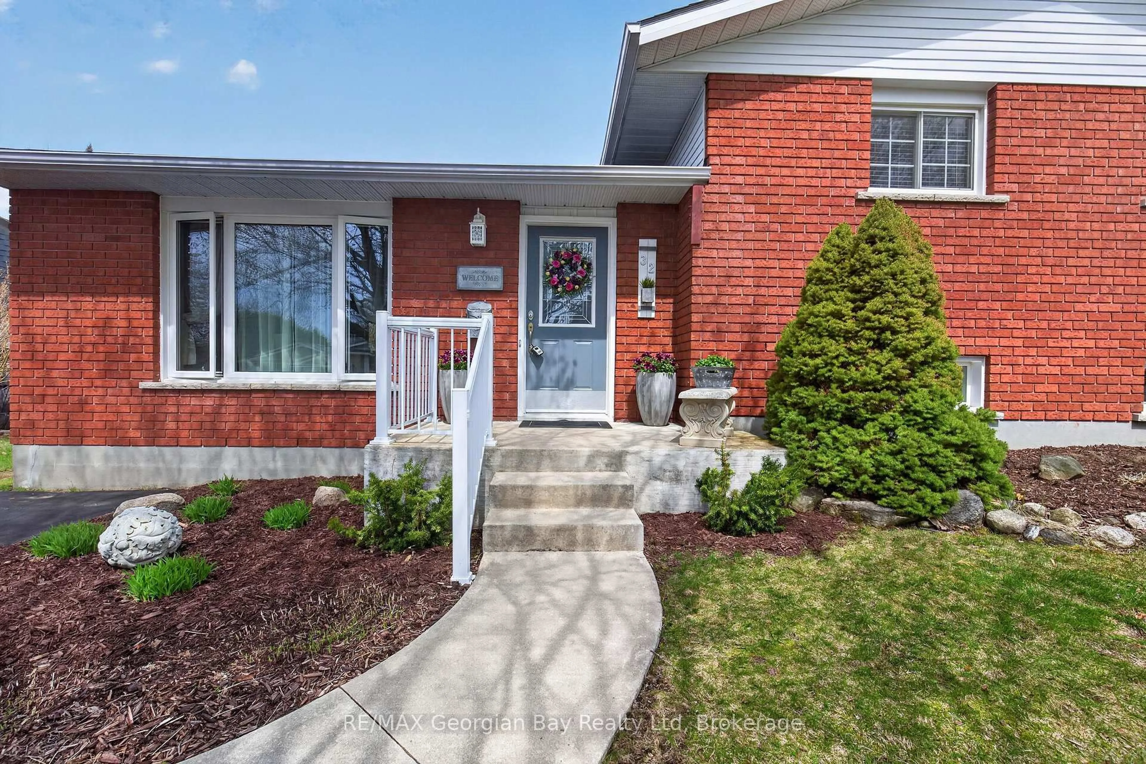 Home with brick exterior material, street for 32 BONAVENTURE Pl, Penetanguishene Ontario L9M 1J3