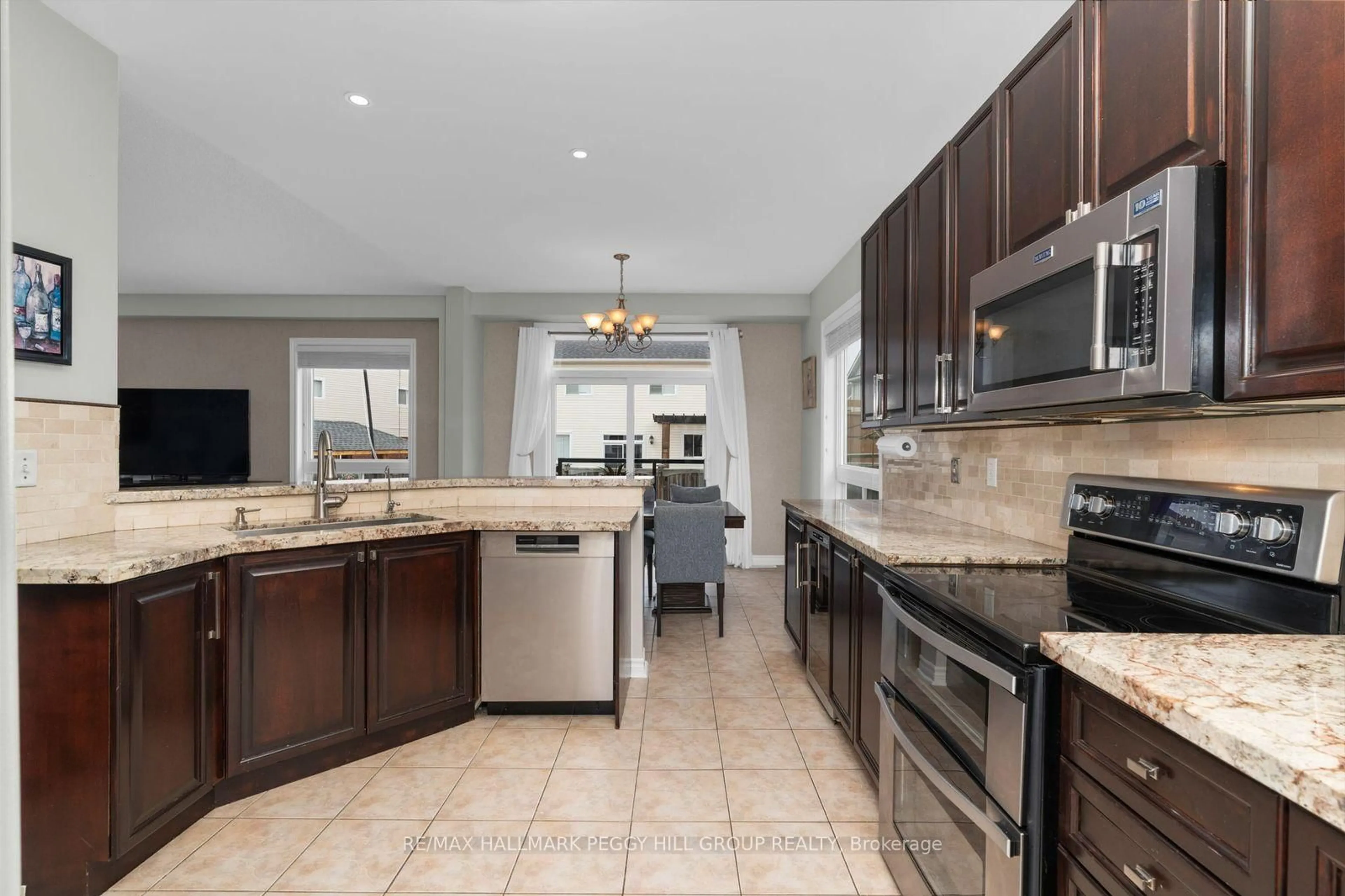 Open concept kitchen, ceramic/tile floor for 20 The Queensway, Barrie Ontario L4M 7H6