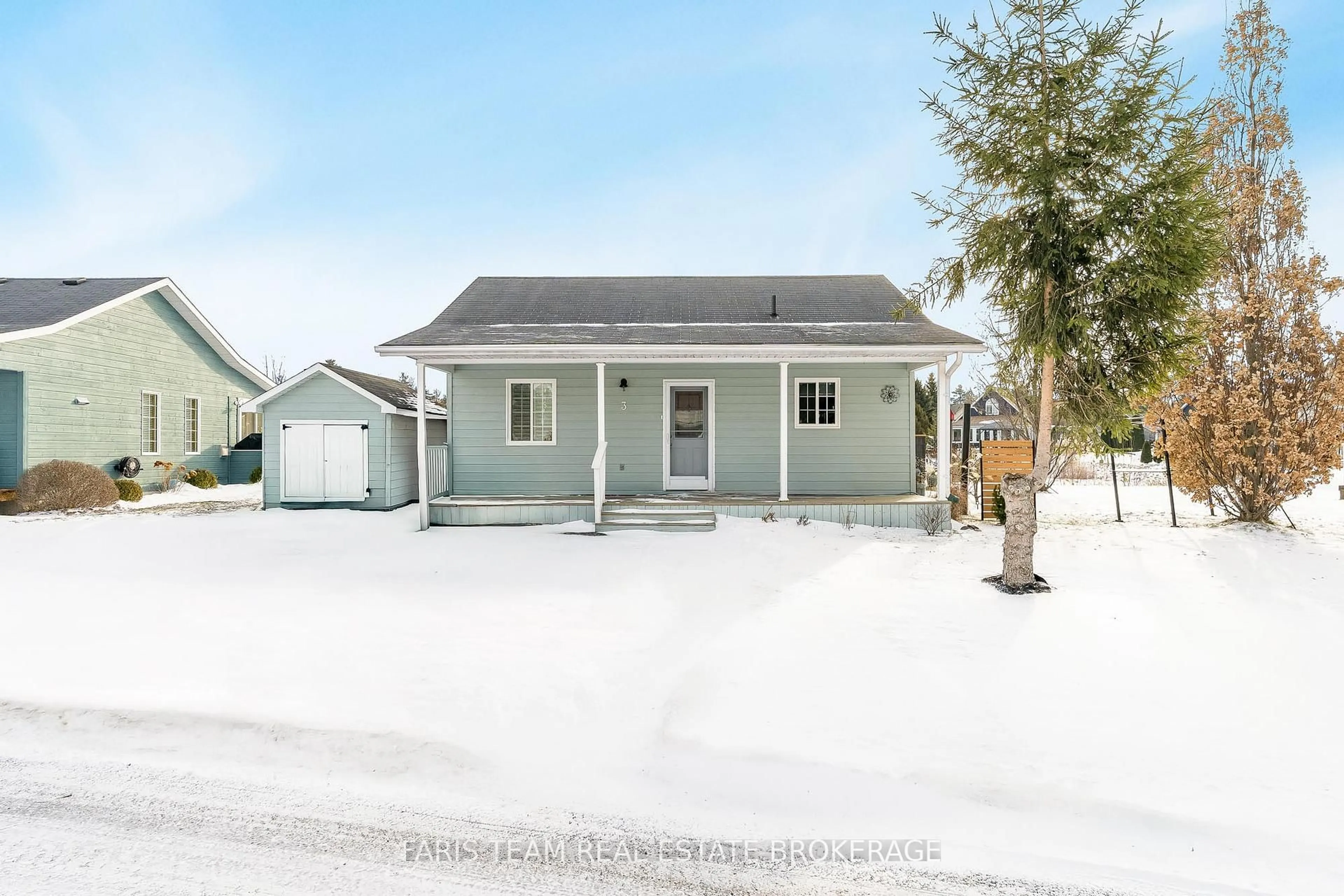 A pic from outside/outdoor area/front of a property/back of a property/a pic from drone, street for 3 Awenda Ave, Wasaga Beach Ontario L9Z 1X7