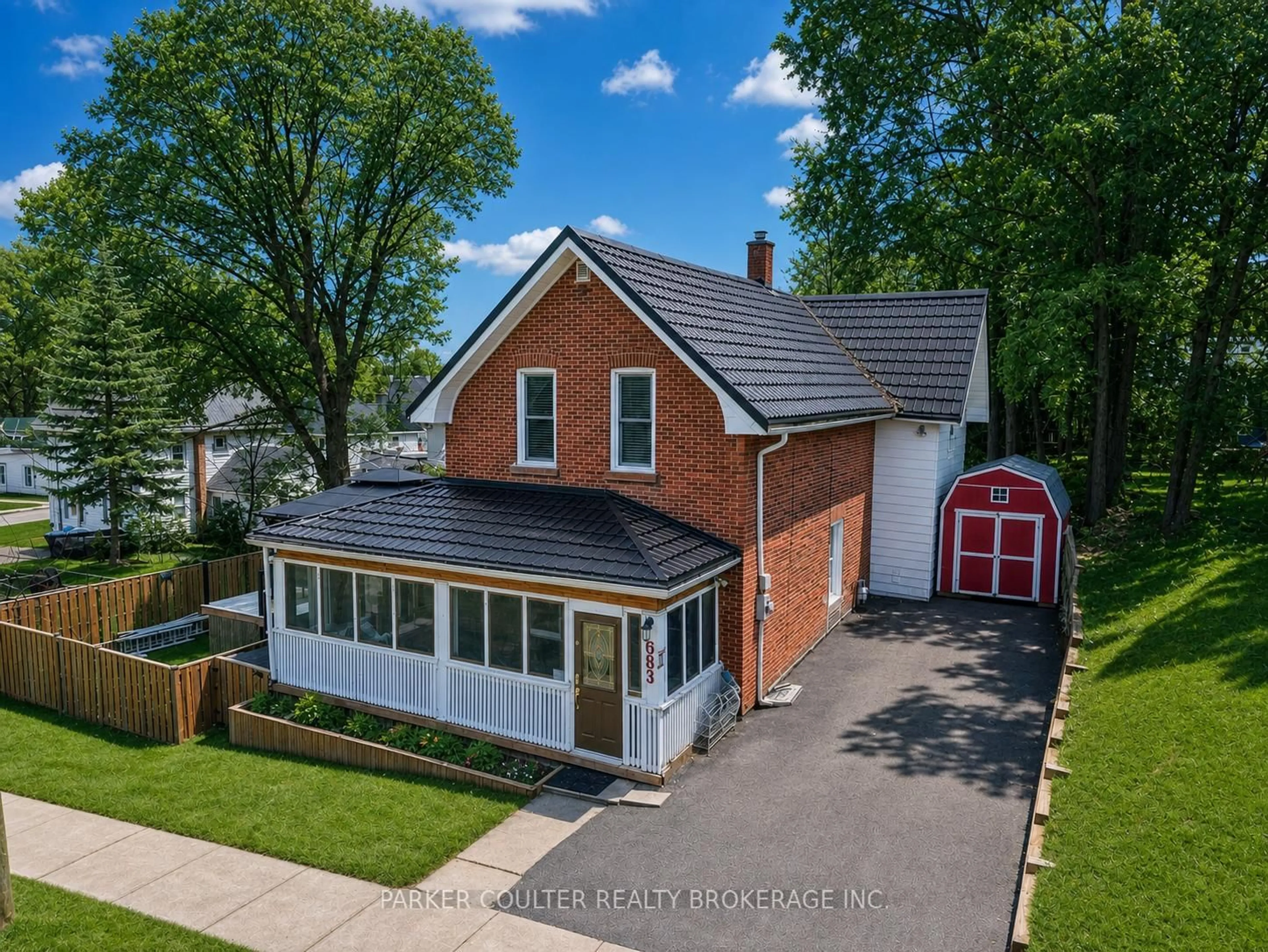 A pic from outside/outdoor area/front of a property/back of a property/a pic from drone, street for 683 Ottawa St, Midland Ontario L4R 1C2