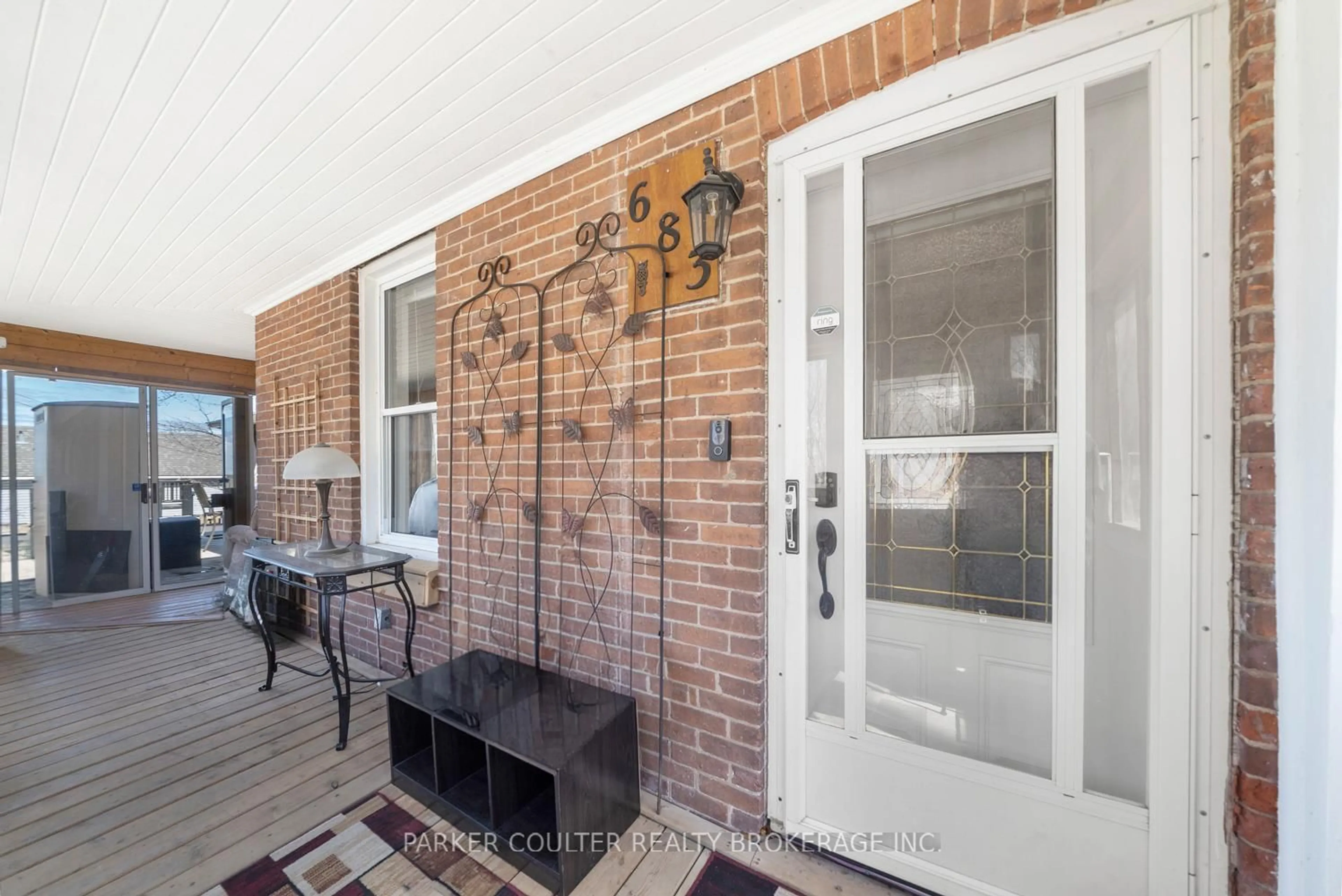 Indoor entryway for 683 Ottawa St, Midland Ontario L4R 1C2